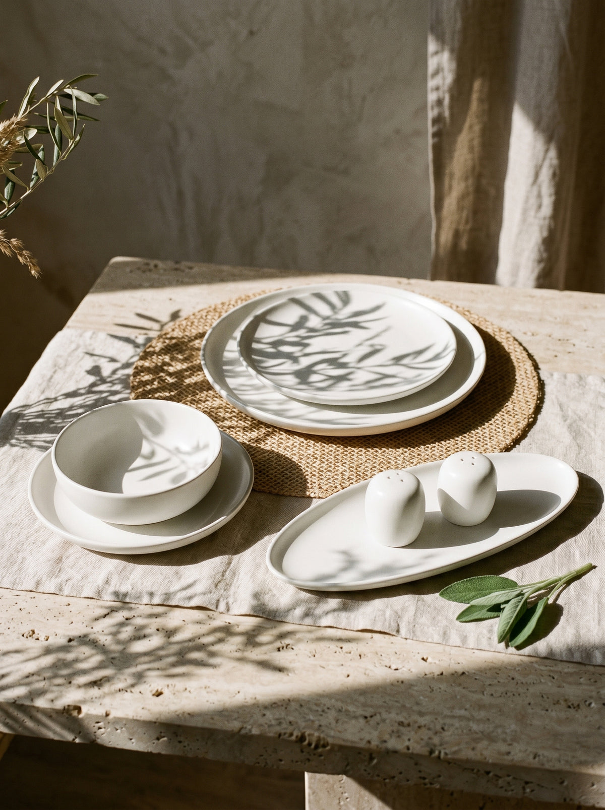 Service de vaisselle Happiness, 27 pièces, mise en scène sur une table dressée – Maison Azuria