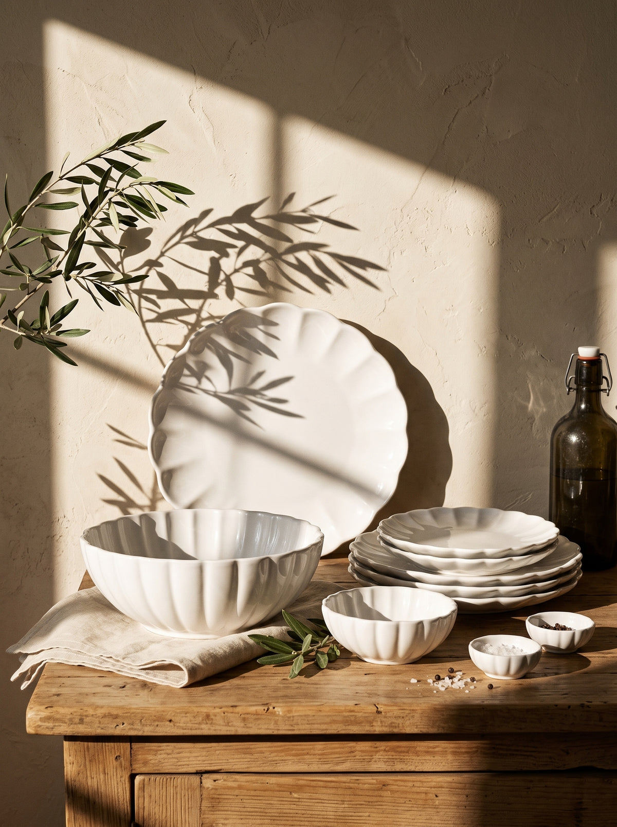 Service de vaisselle Lotus Blanc, 27 Pièces, mise en scène sur une table dressée – Maison Azuria