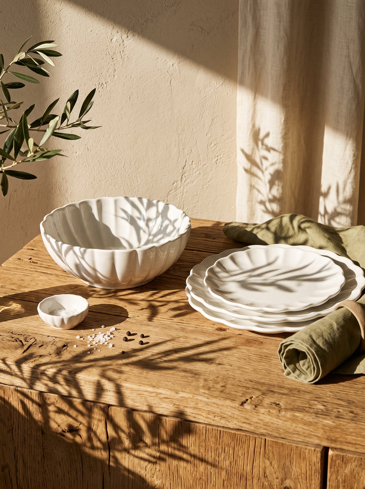 Service de vaisselle Lotus Blanc, 27 Pièces, en situation, lumière naturelle – Maison Azuria