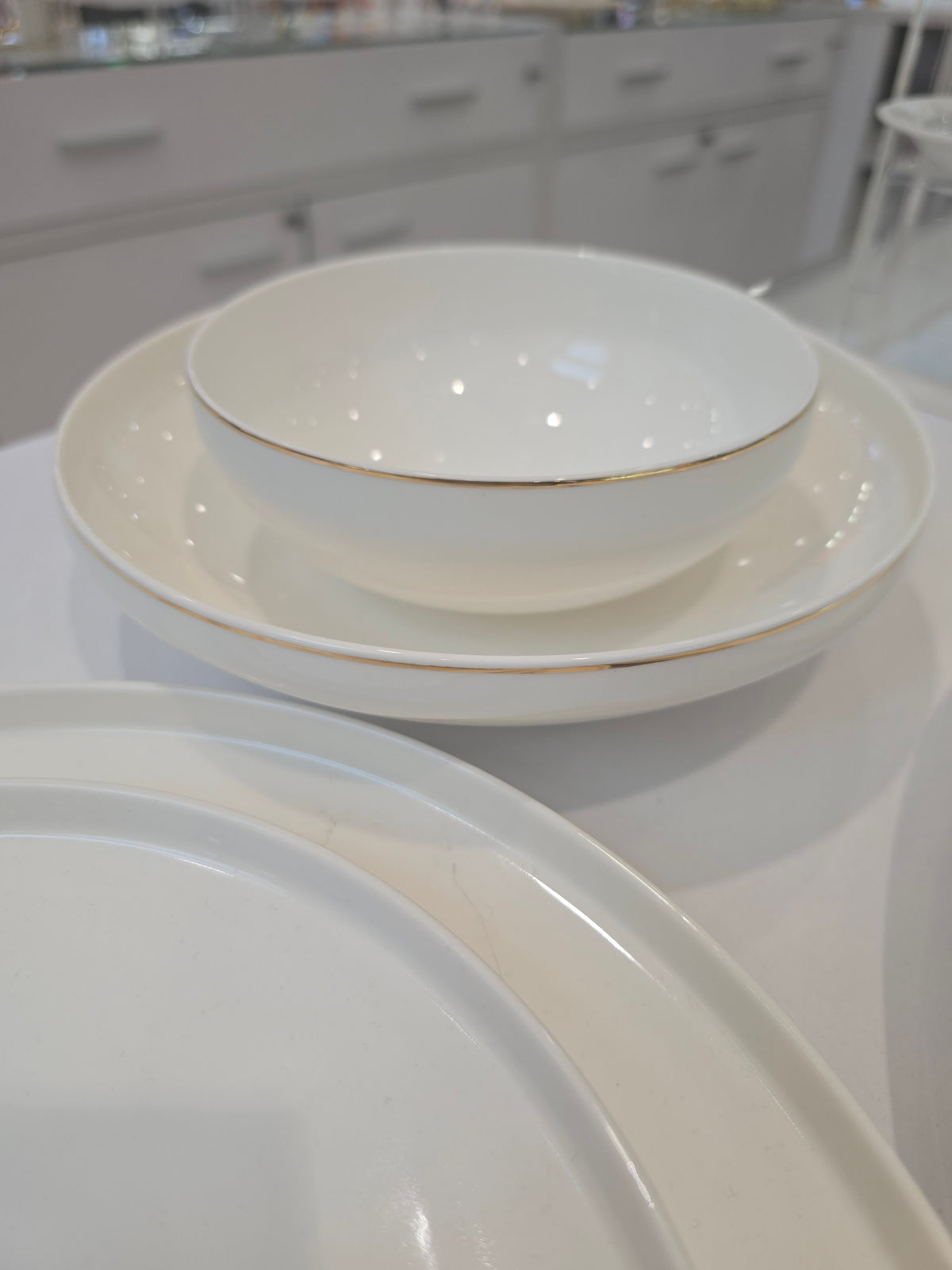 Service à vaisselle Anna 27 pièces en porcelaine liseré doré, vue 10 – Maison Azuria