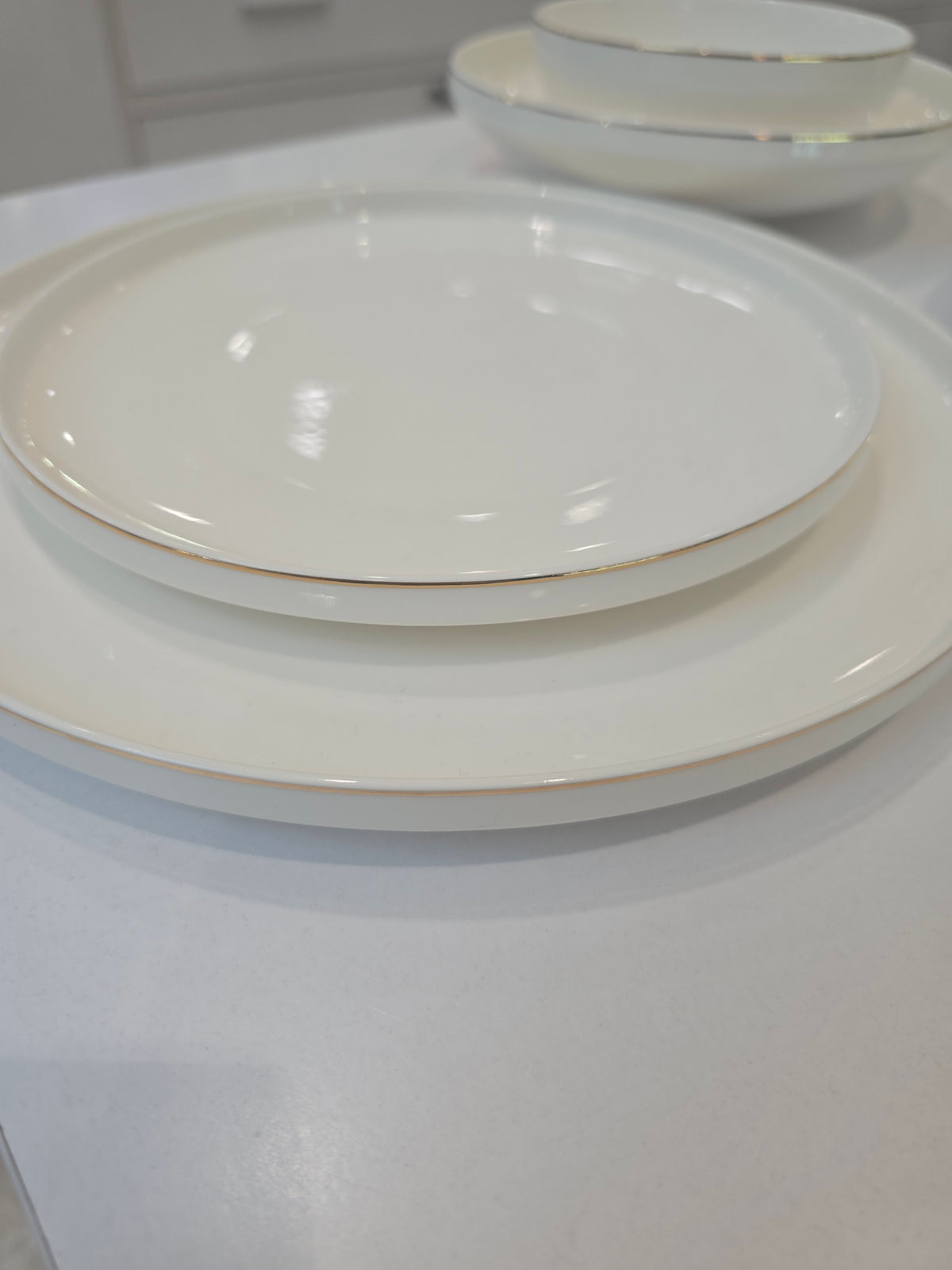 Service à vaisselle Anna 27 pièces en porcelaine liseré doré, vue 9 – Maison Azuria