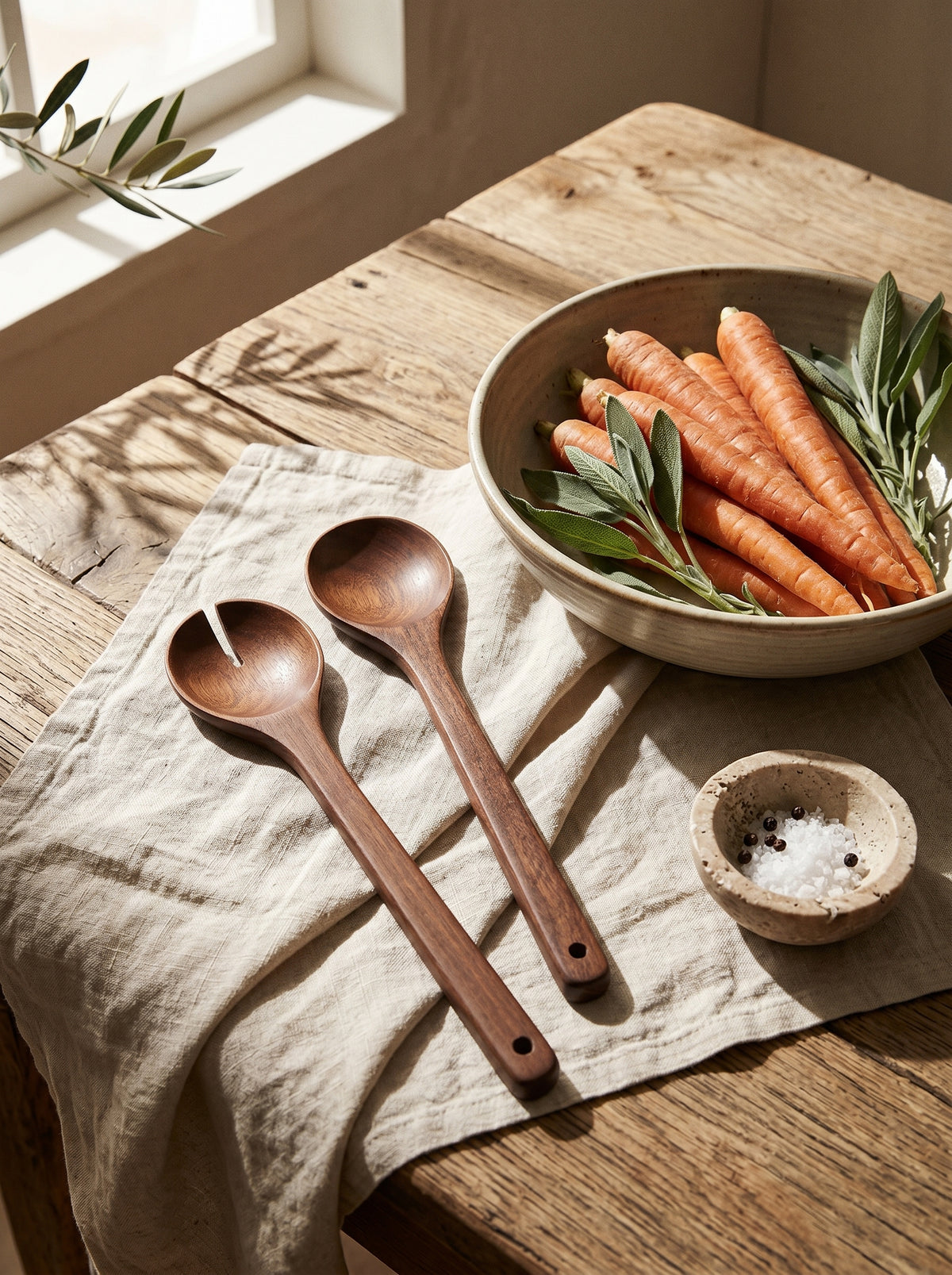 Set à Salade en Bois d’Acacia, en situation, lumière naturelle – Maison Azuria