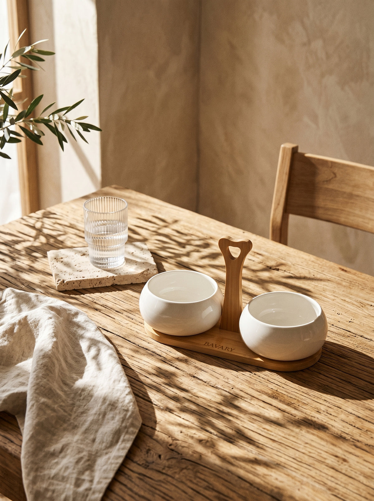 Set de bols apéritif Chubby avec support en bambou, en situation, lumière naturelle – Maison Azuria