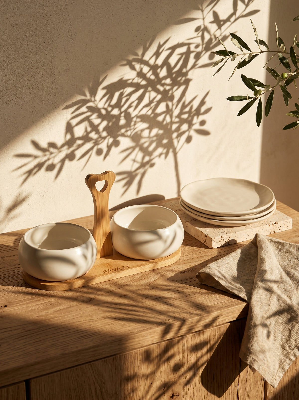 Set de bols apéritif Chubby avec support en bambou, dans un décor de table sobre – Maison Azuria