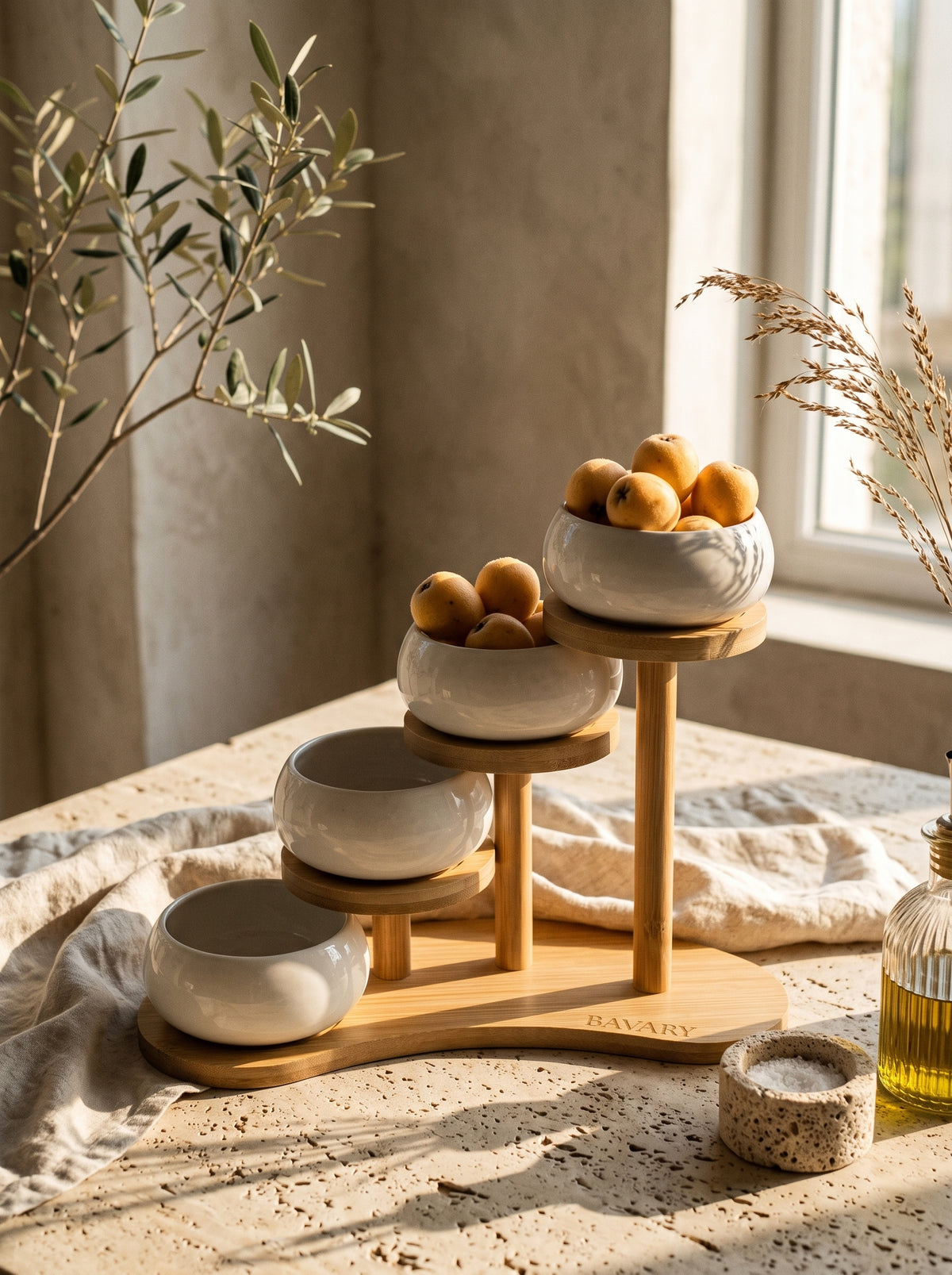 Set de bols apéritif Chubby avec support en bambou, mise en scène sur une table dressée – Maison Azuria