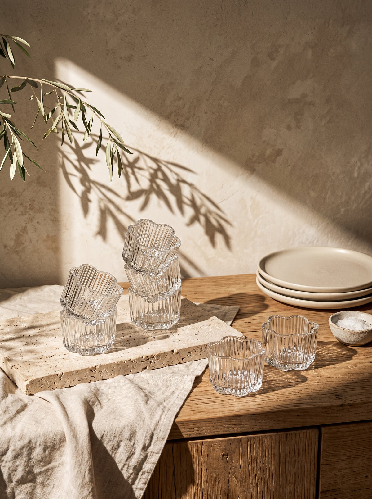 Set de 6 bols apéritif Clover en forme de fleur, mise en scène sur une table dressée – Maison Azuria