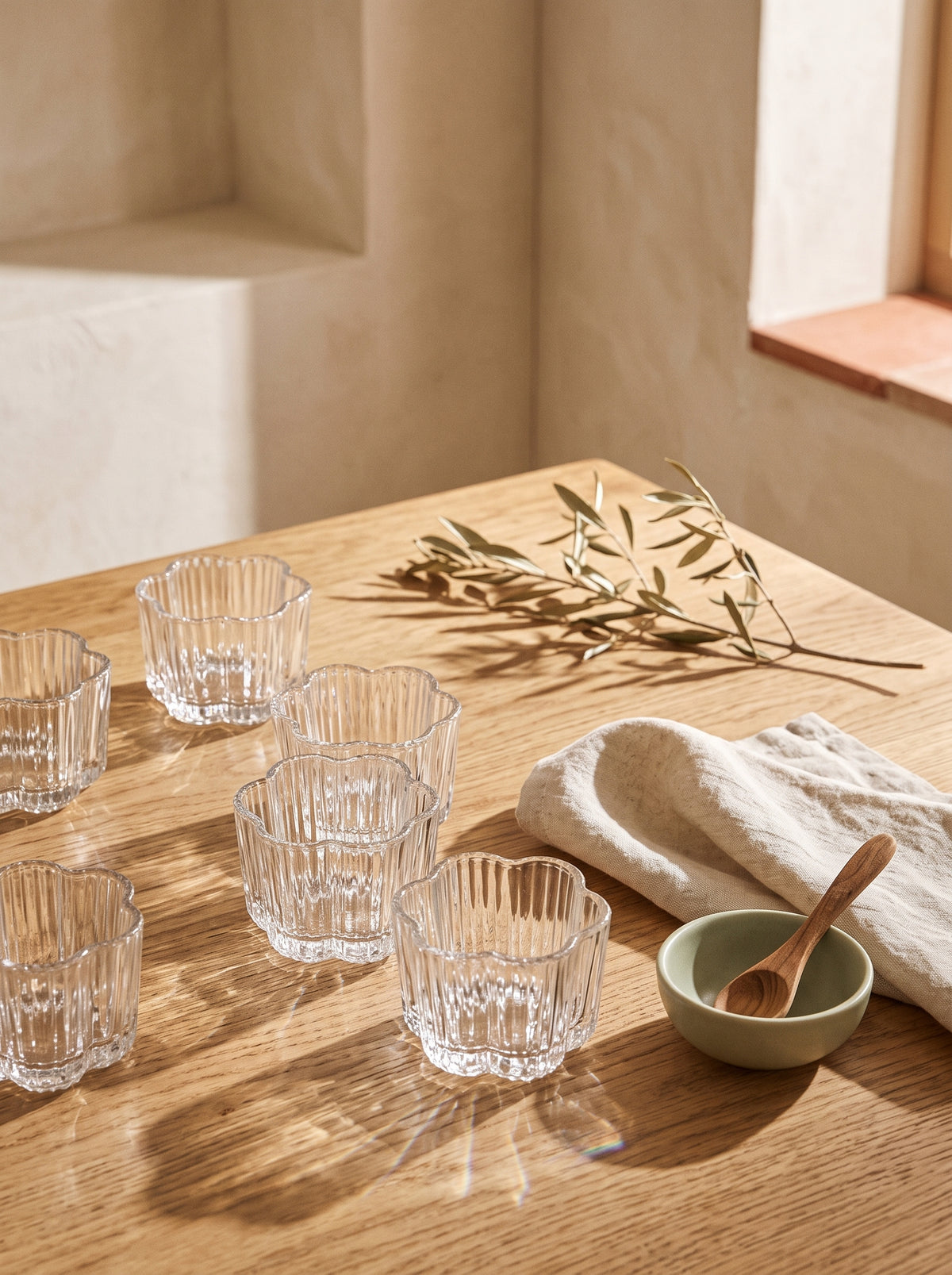 Set de 6 bols apéritif Clover en forme de fleur, dans un décor de table sobre – Maison Azuria