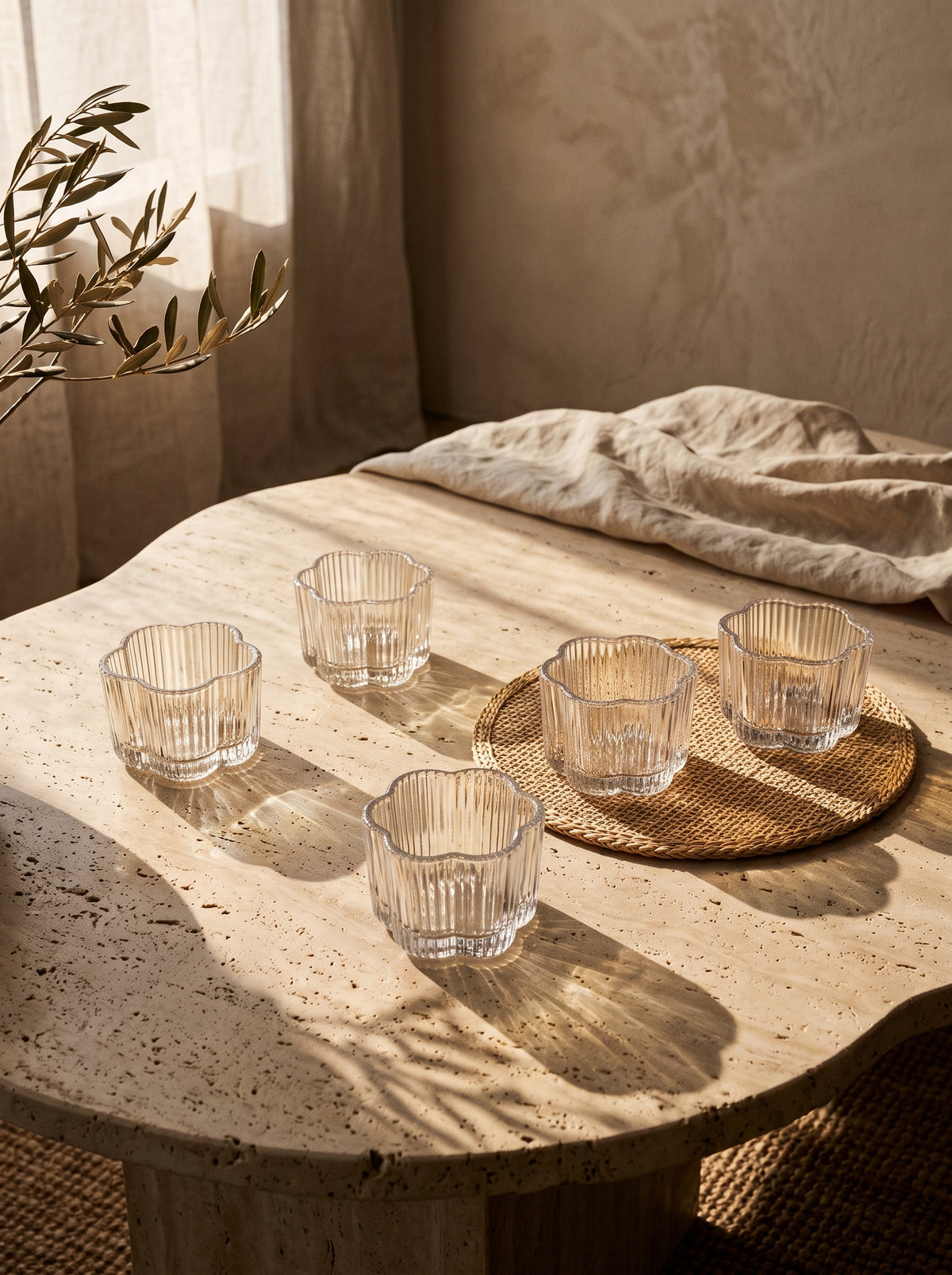 Set de 6 bols apéritif Clover en forme de fleur, sur une table de réception – Maison Azuria