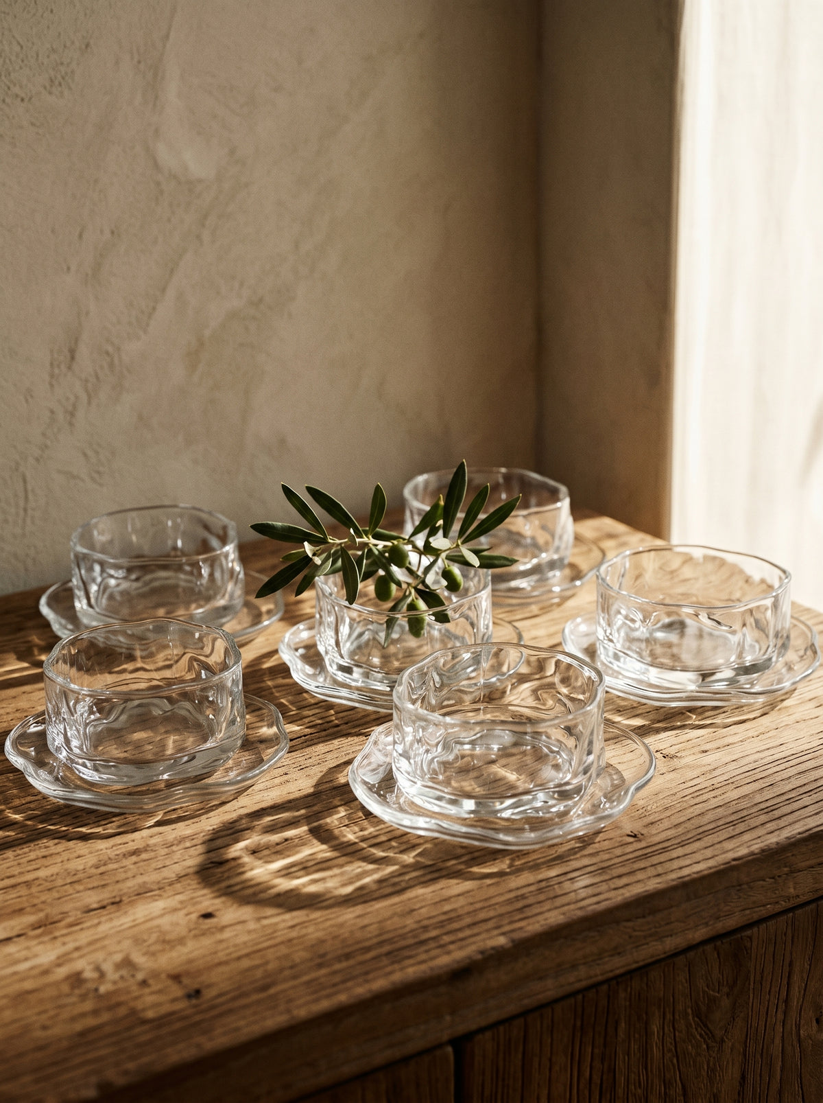 Set de bols apéritif 2-en-1 verre, mise en scène sur une table dressée – Maison Azuria