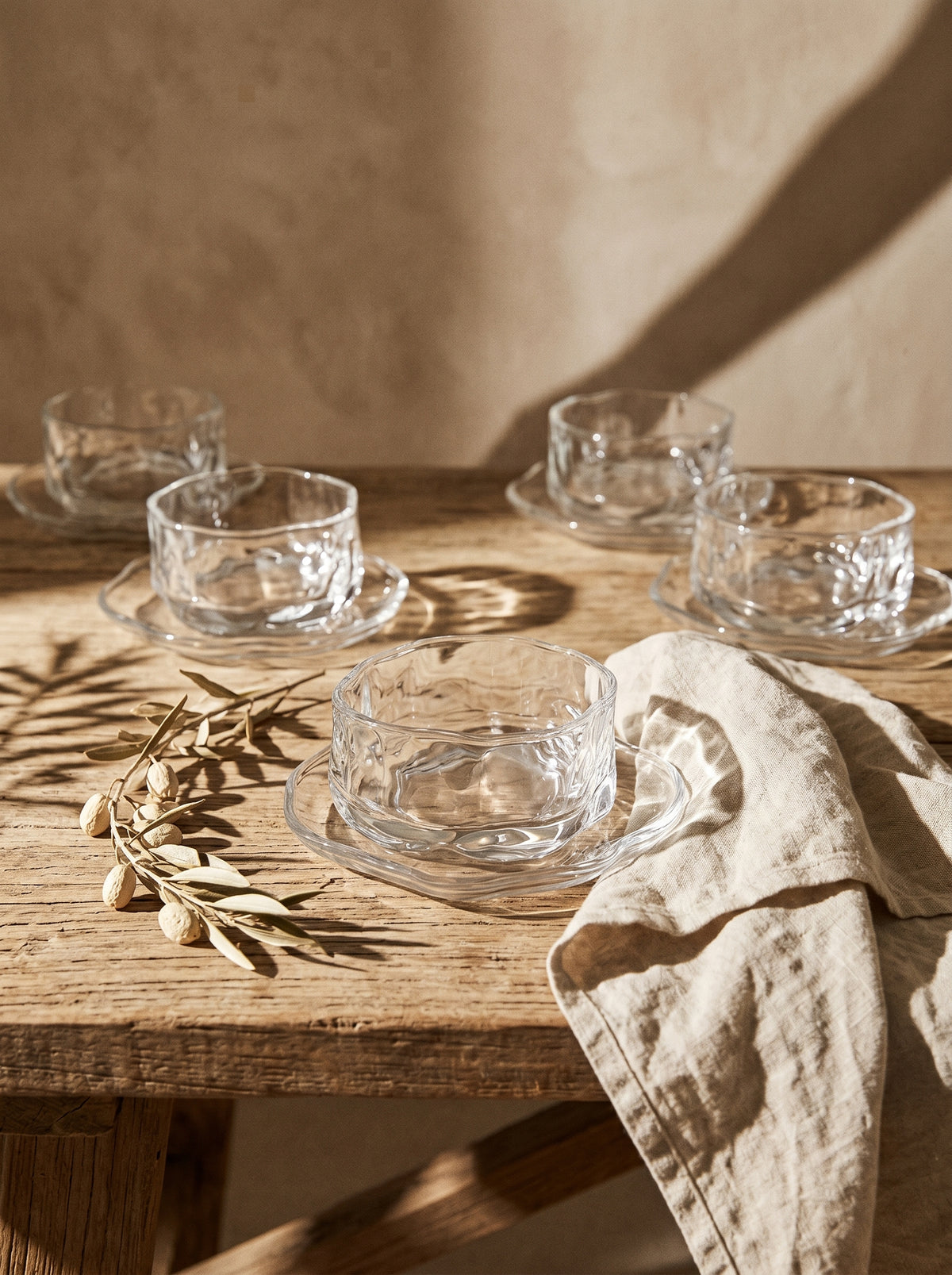 Set de bols apéritif 2-en-1 verre, en situation, lumière naturelle – Maison Azuria