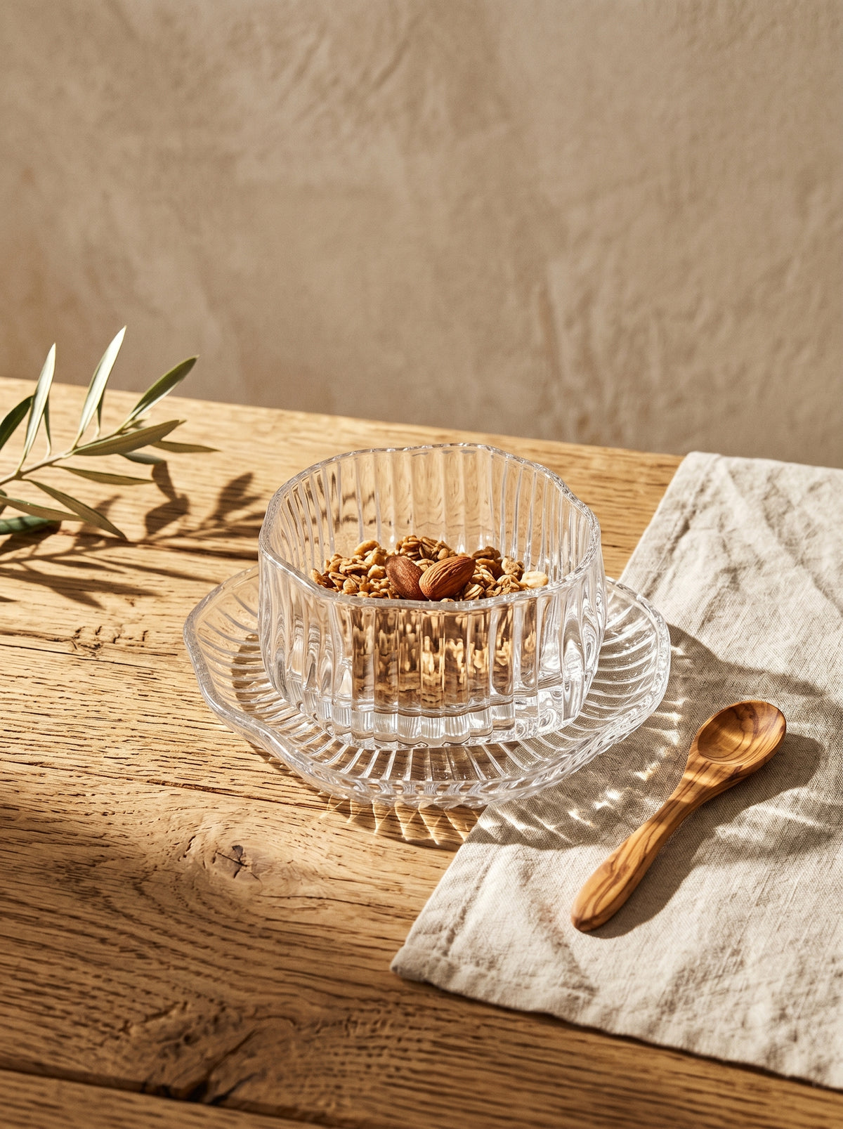Set de bols apéritif en verre strié, mise en scène sur une table dressée – Maison Azuria