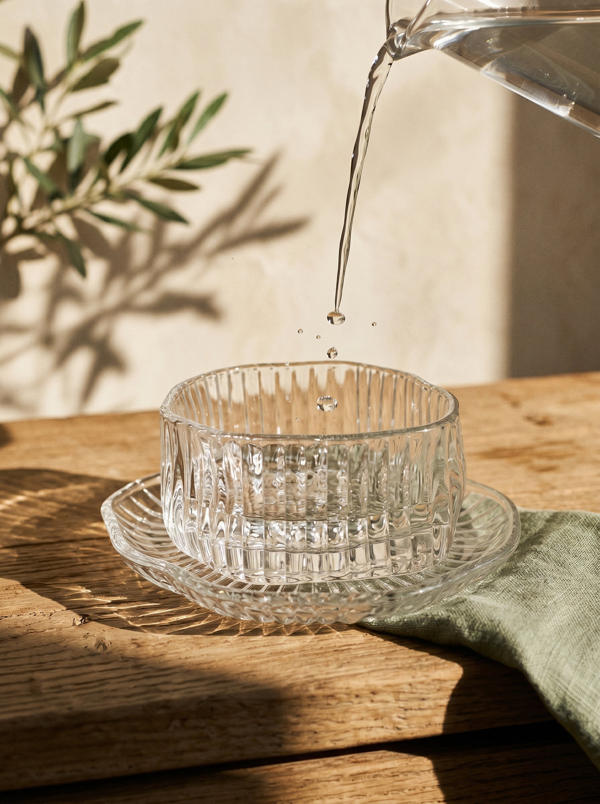 Set de bols apéritif en verre strié, en situation, lumière naturelle – Maison Azuria