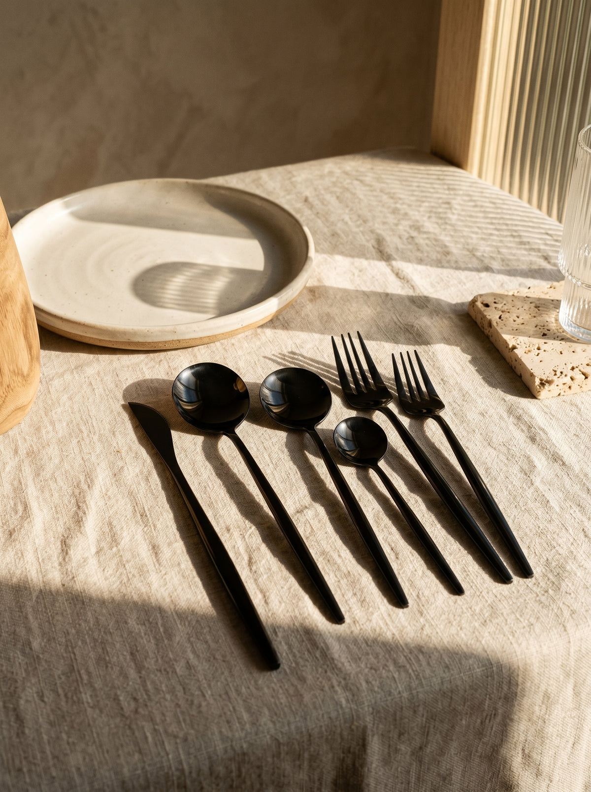 Set Complets de Couverts, Ménagère 36 pièces, Inox Anthracite, mise en scène sur une table dressée – Maison Azuria