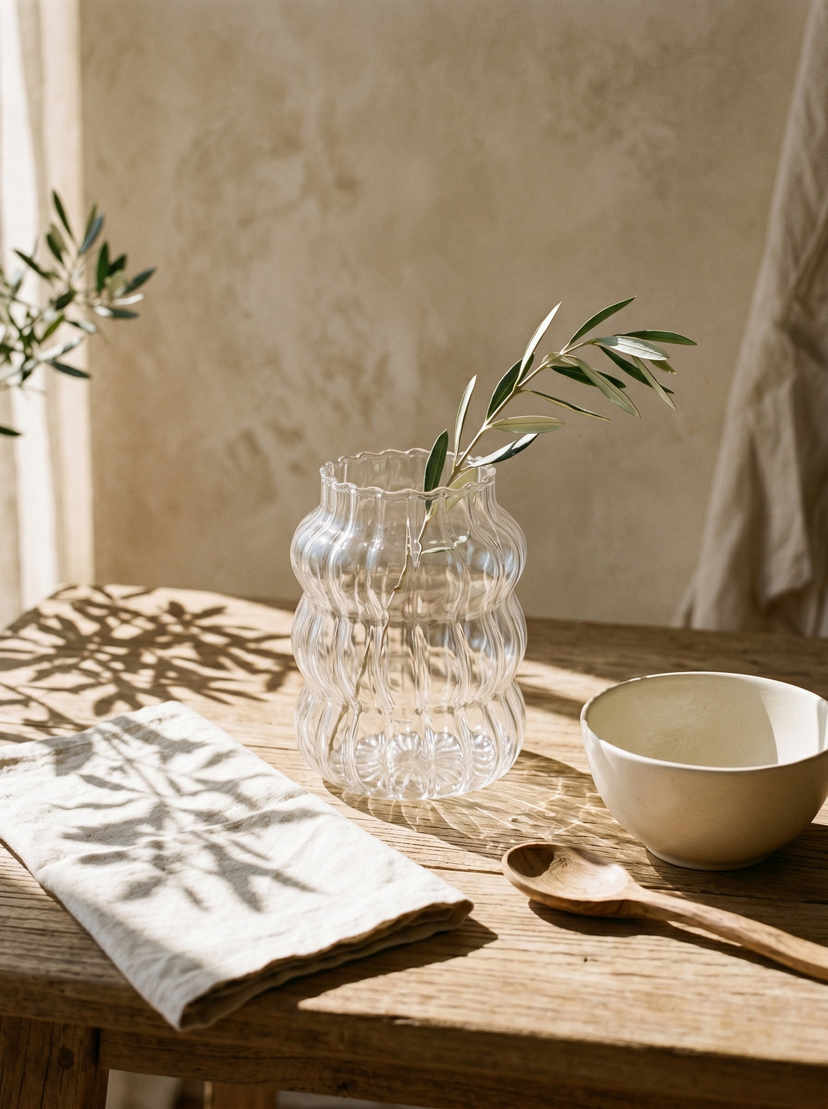 Tasse en verre design, mise en scène sur une table dressée – Maison Azuria
