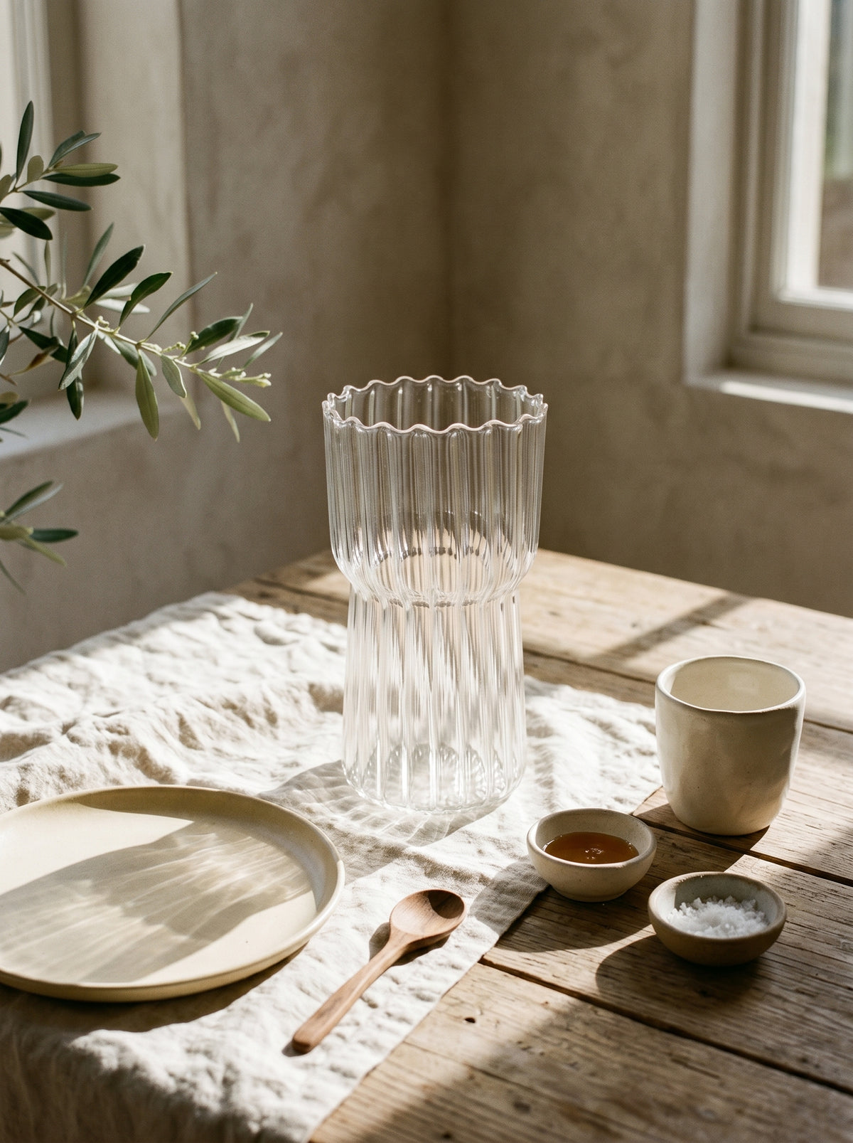 Tasse en verre design, mise en scène sur une table dressée – Maison Azuria