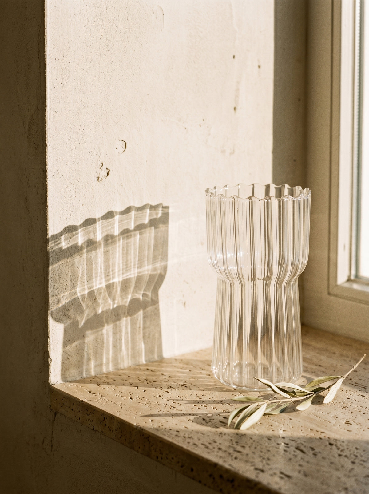 Tasse en verre design, en situation, lumière naturelle – Maison Azuria