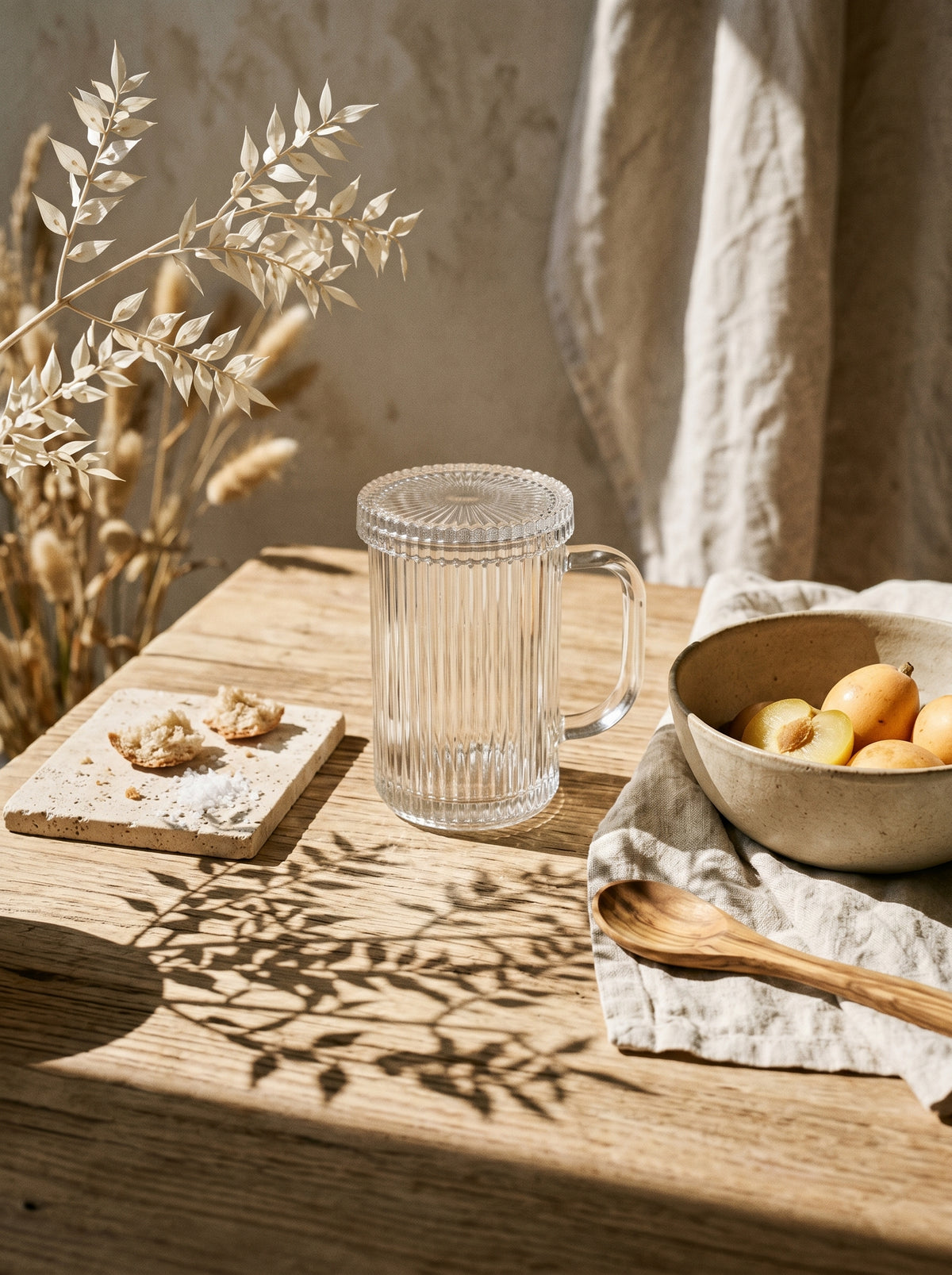 Tasse en verre design avec couvercle, en situation, lumière naturelle – Maison Azuria