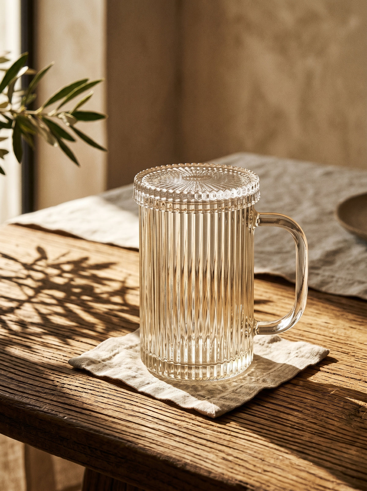 Tasse en verre design avec couvercle, dans un décor de table sobre – Maison Azuria