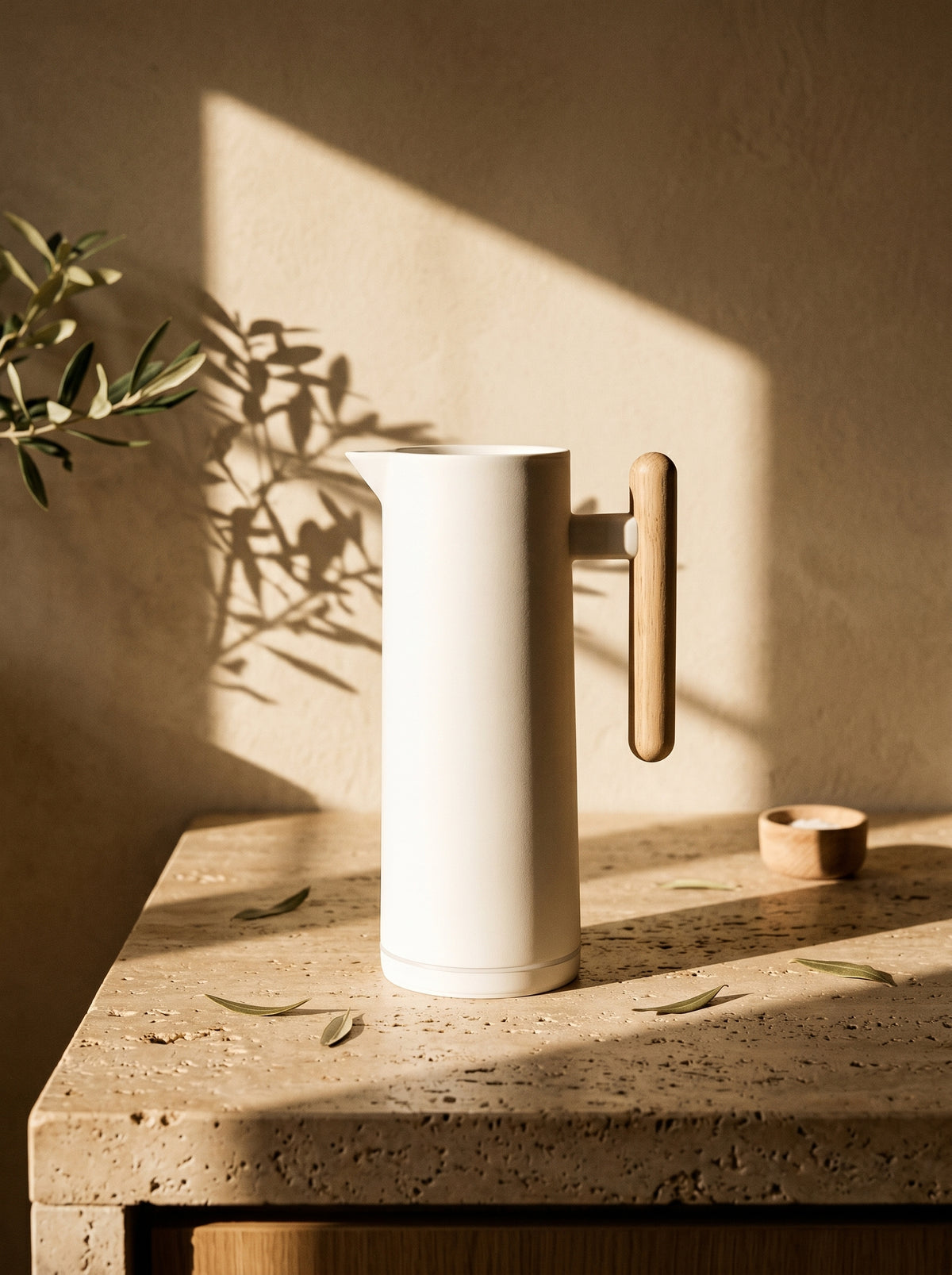 Thermos Blanc avec Manche en Bois, mise en scène sur une table dressée – Maison Azuria