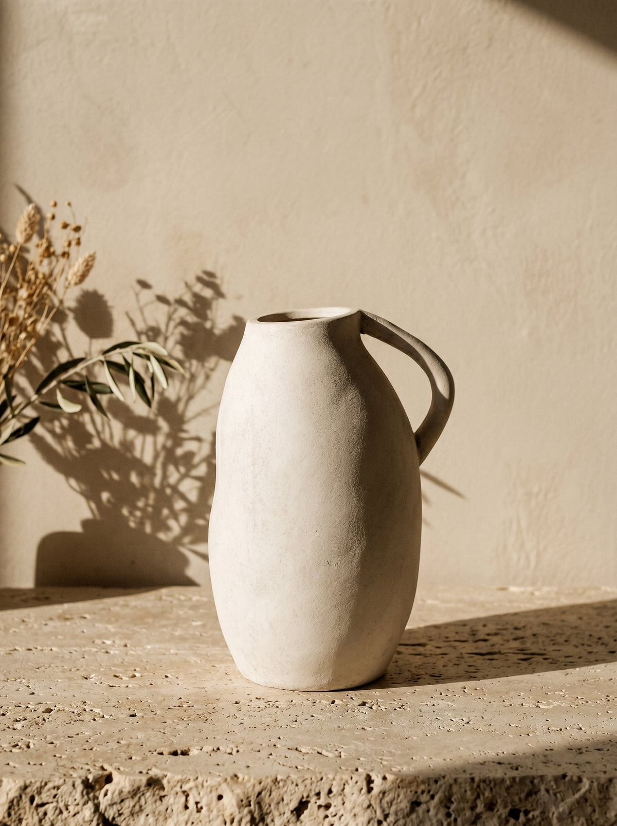 Vase Antique, mise en scène sur une table dressée – Maison Azuria