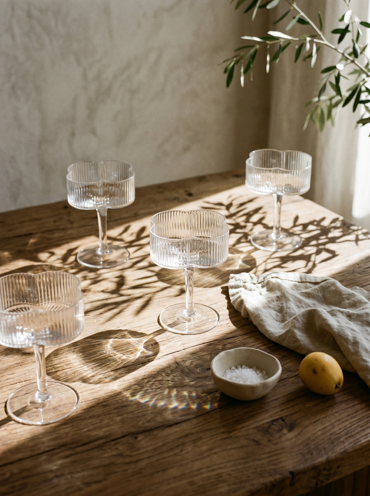 Lot de 6 verres à cocktail Trèfle, dans un décor de table sobre – Maison Azuria