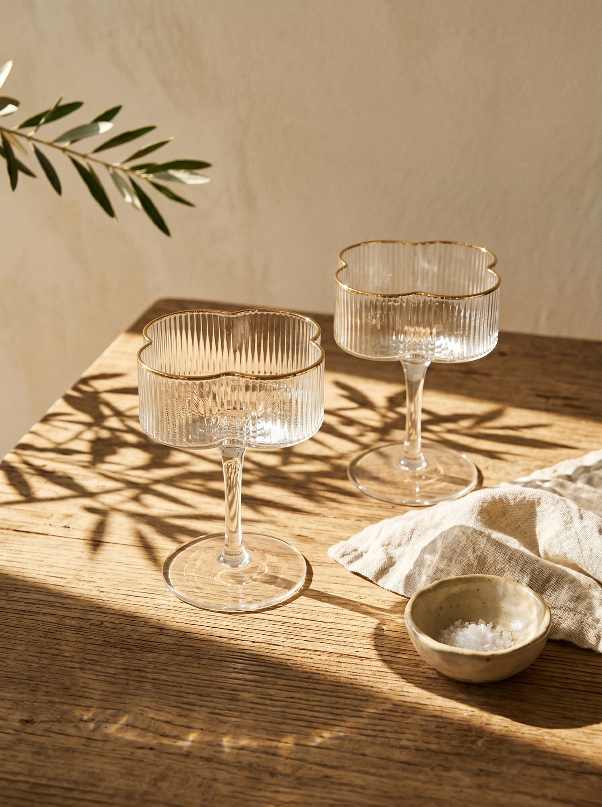 Lot de 6 verres à cocktail Trèfle, Liseré doré, mise en scène sur une table dressée – Maison Azuria