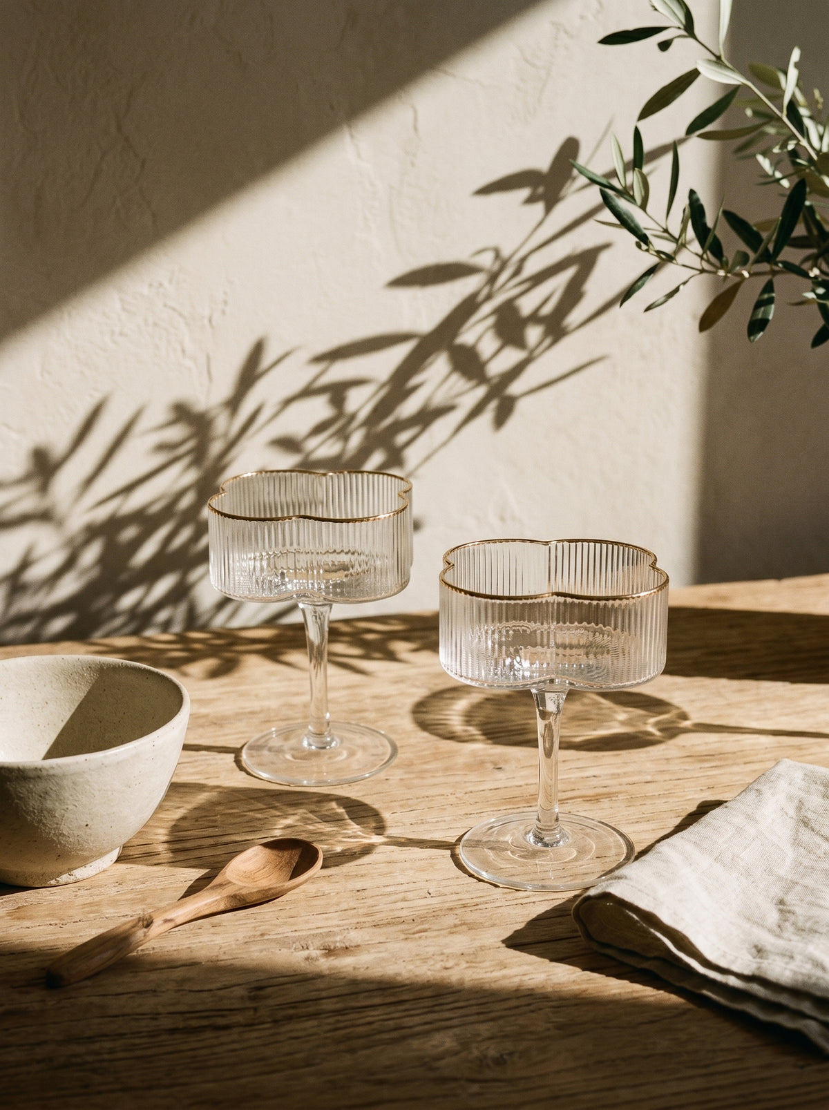 Lot de 6 verres à cocktail Trèfle, Liseré doré, dans un décor de table sobre – Maison Azuria