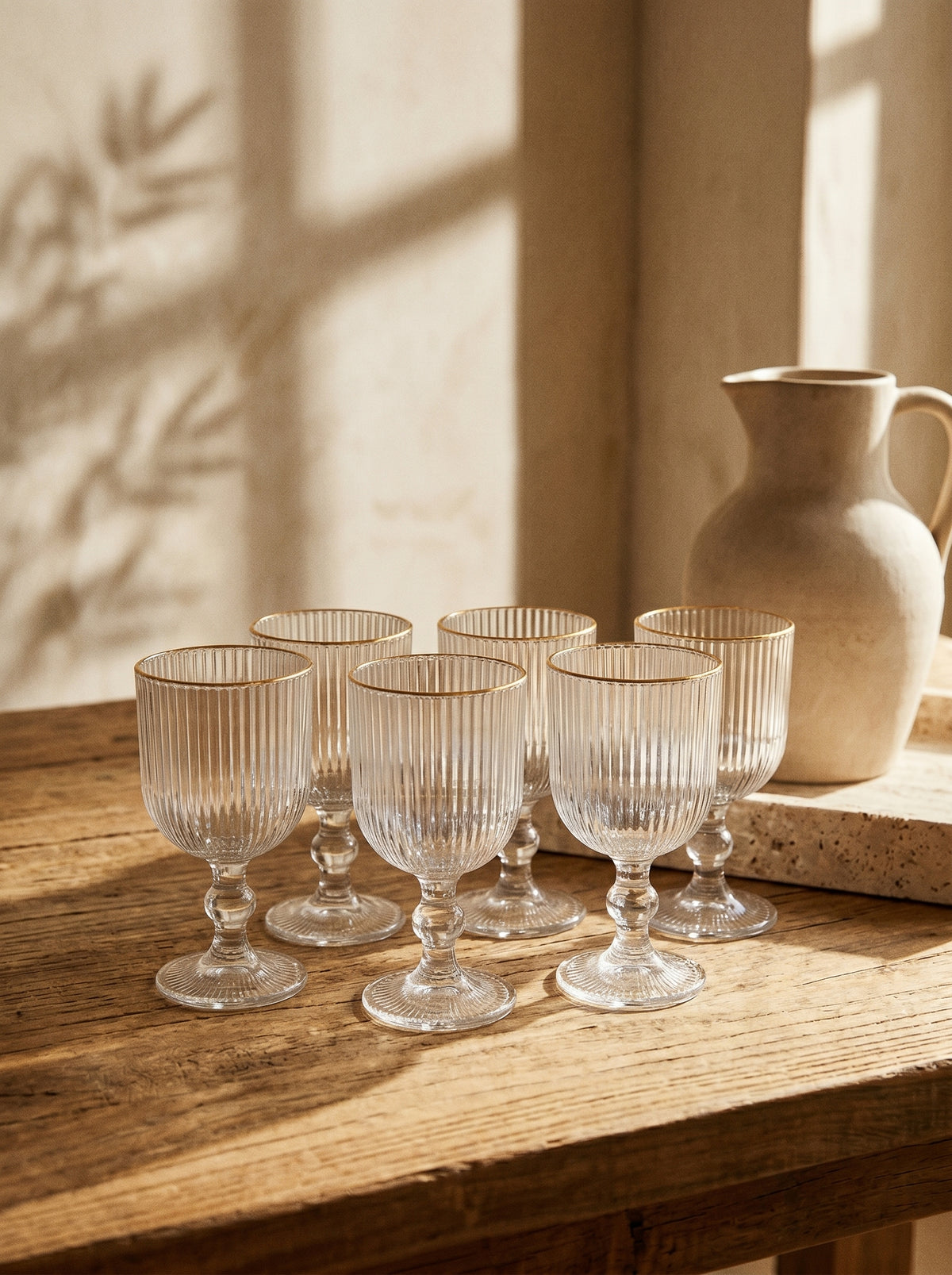 Lot de 6 Verres à pied Line, Liseré Doré, mise en scène sur une table dressée – Maison Azuria