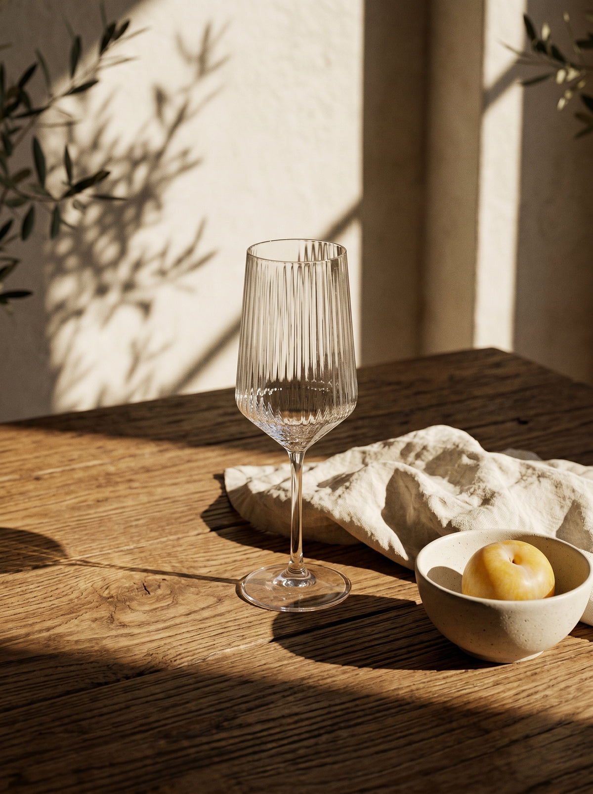 Lot de 6 Verres à pied Lines, mise en scène sur une table dressée – Maison Azuria