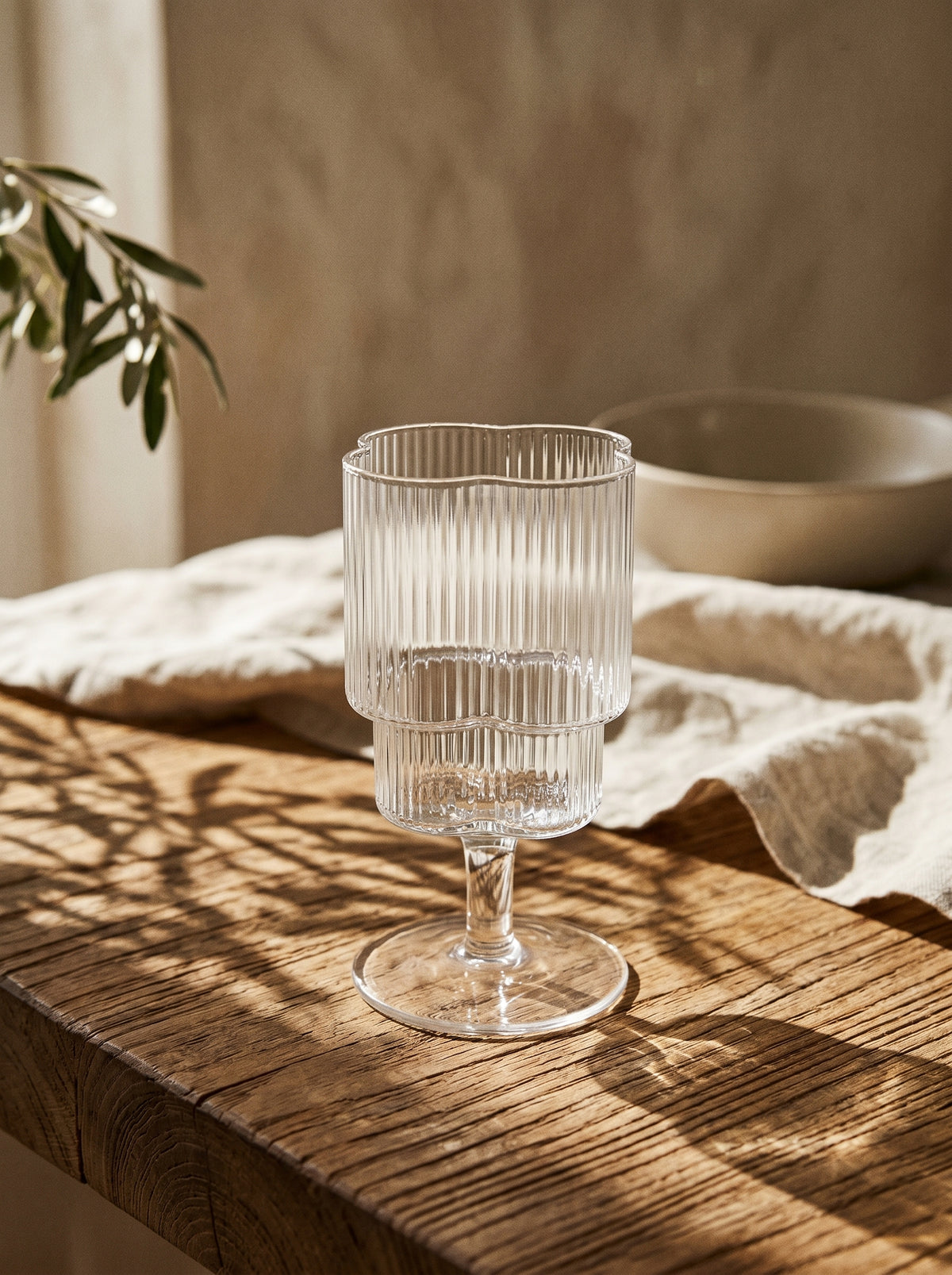 Lot de 6 verres à pied Trèfle, mise en scène sur une table dressée – Maison Azuria