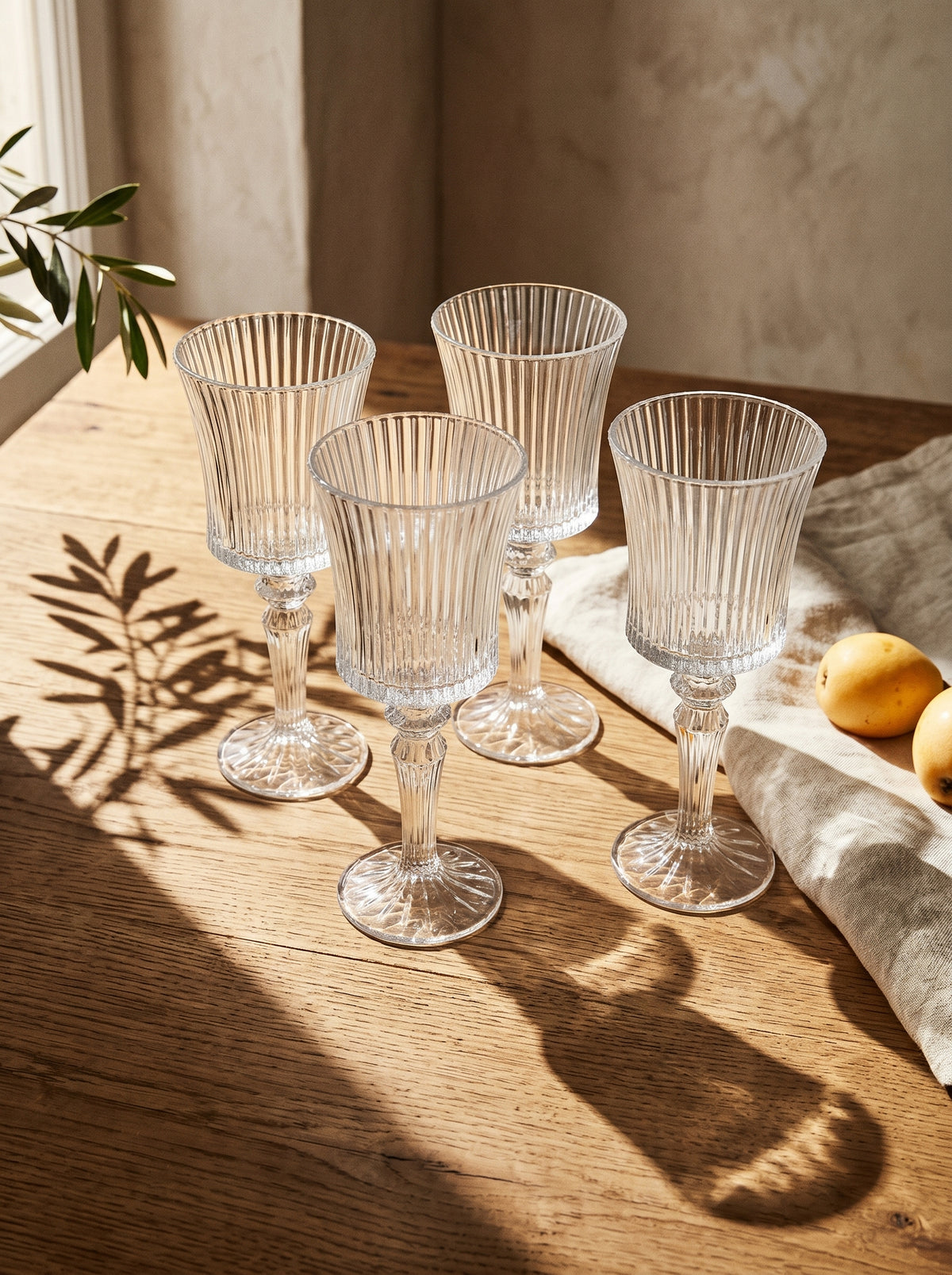 Lot de 6 Verres à pieds Lines élegance, mise en scène sur une table dressée – Maison Azuria