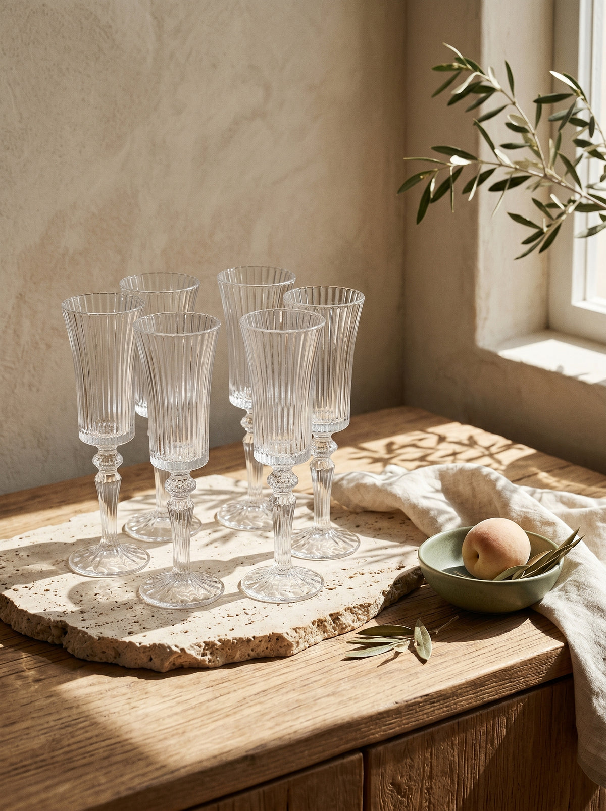 Lot de 6 Verres à pieds Lines élegance Allongé, en situation, lumière naturelle – Maison Azuria