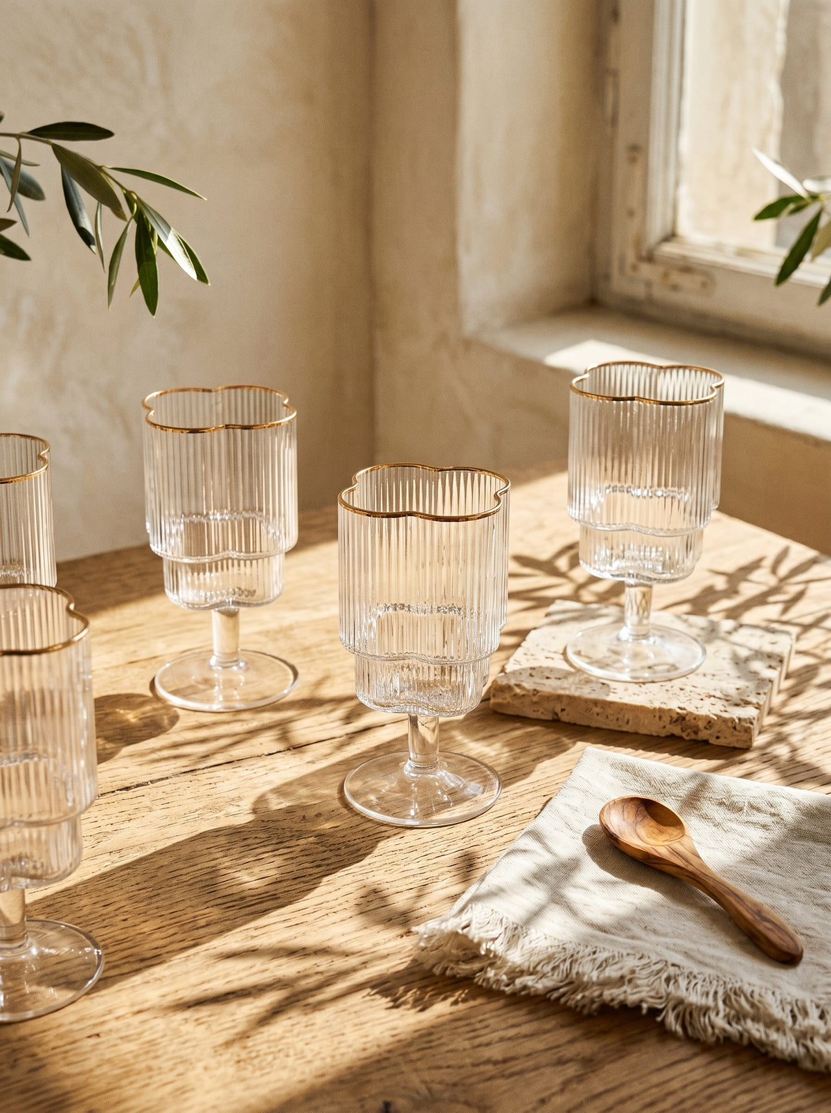 Lot de 6 Verres à pieds Trèfle, Liseré Doré, mise en scène sur une table dressée – Maison Azuria