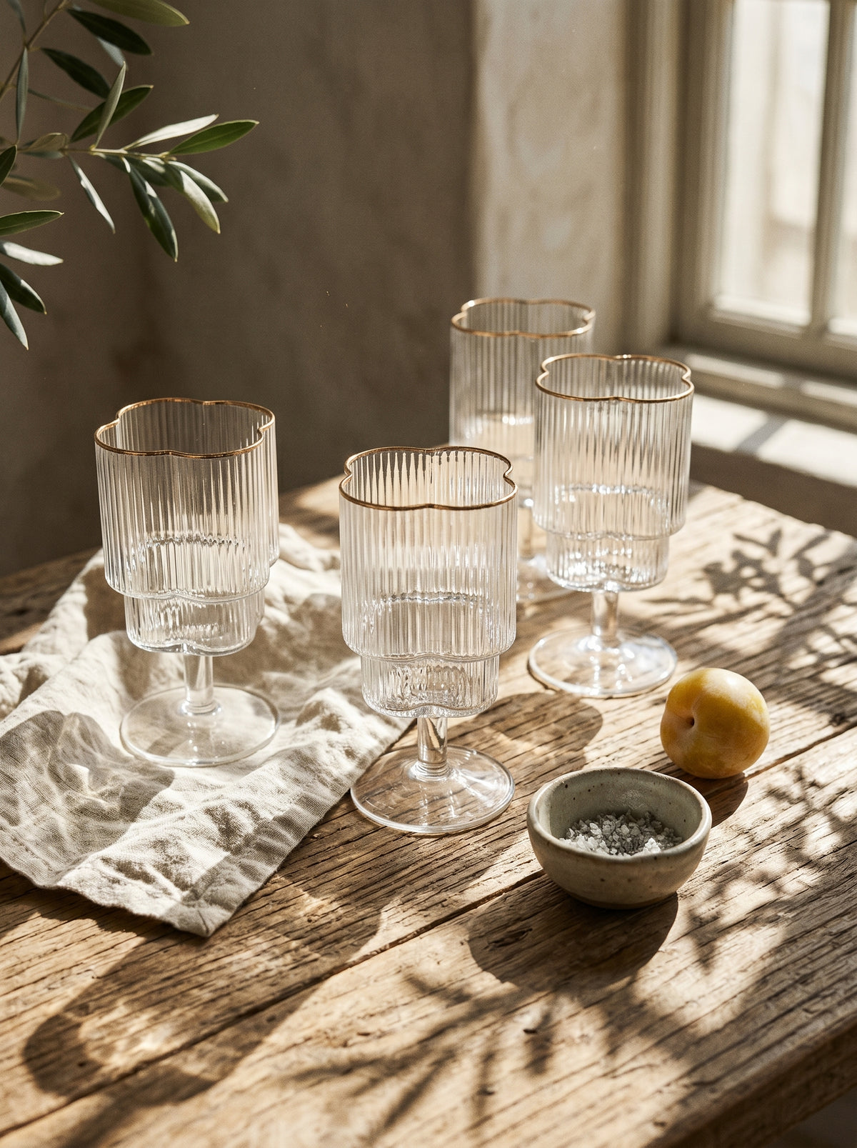 Lot de 6 Verres à pieds Trèfle, Liseré Doré, en situation, lumière naturelle – Maison Azuria