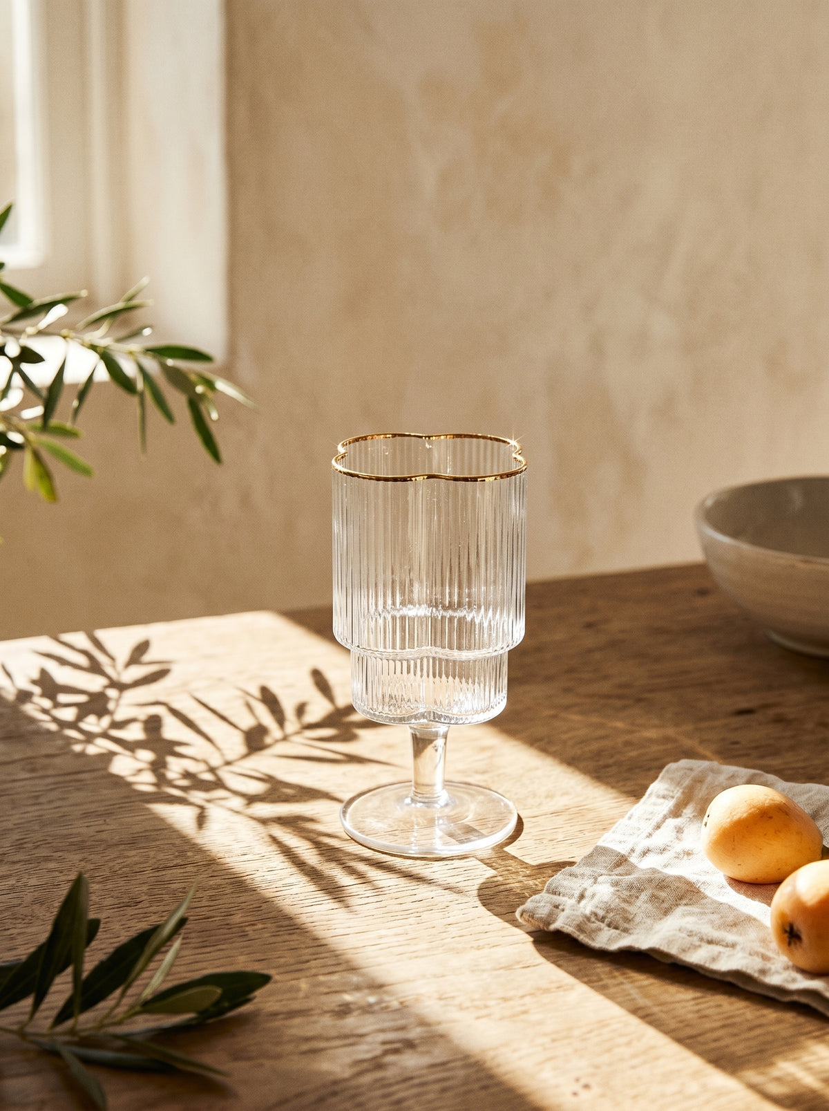 Lot de 6 Verres à pieds Trèfle, Liseré Doré, dans un décor de table sobre – Maison Azuria