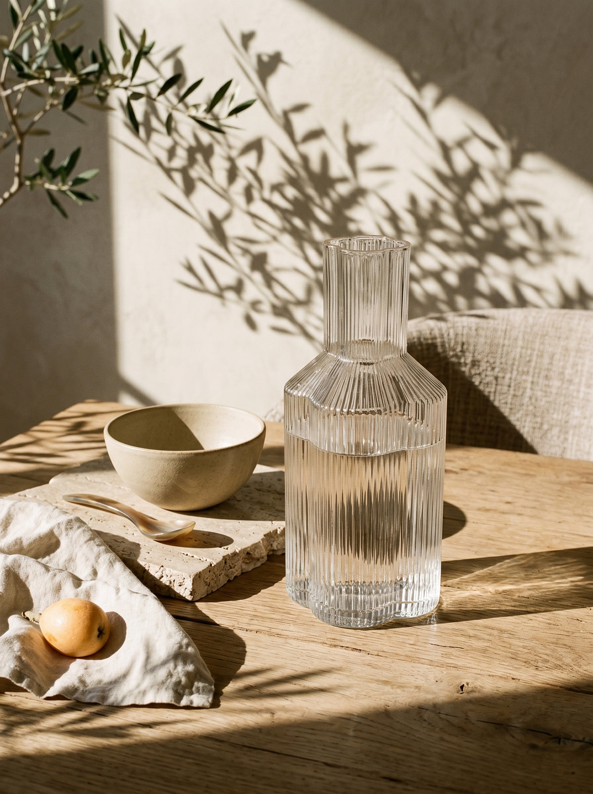 Carafe Trèfle en verre, en situation, lumière naturelle – Maison Azuria
