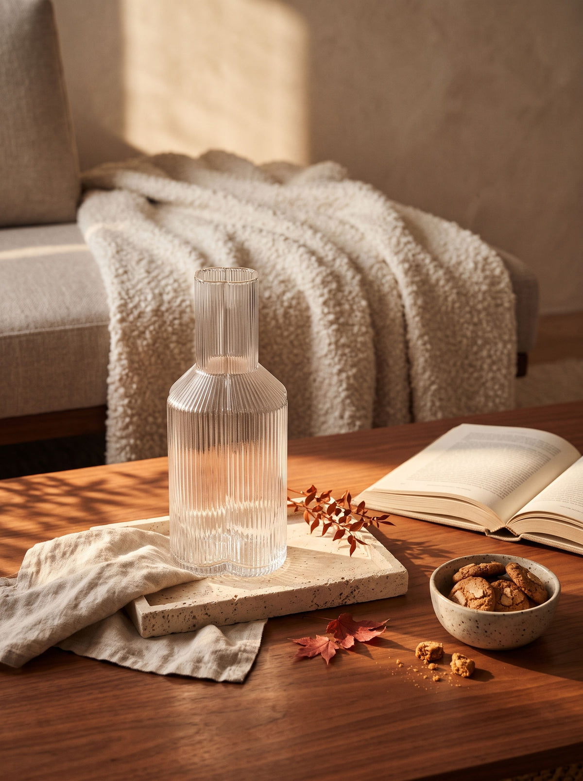 Carafe Trèfle en verre, ambiance d'automne, lumière chaude – Maison Azuria