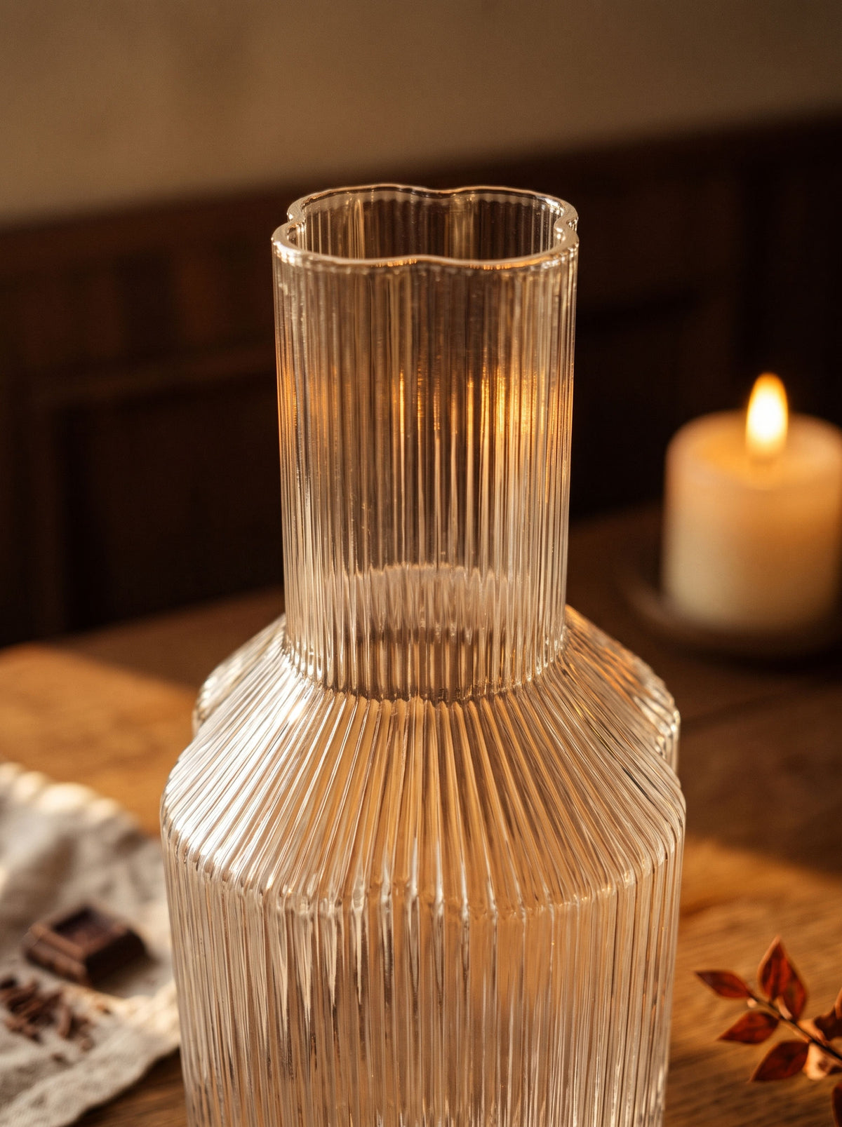 Carafe Trèfle en verre, sur une table d'automne dressée – Maison Azuria [AH]