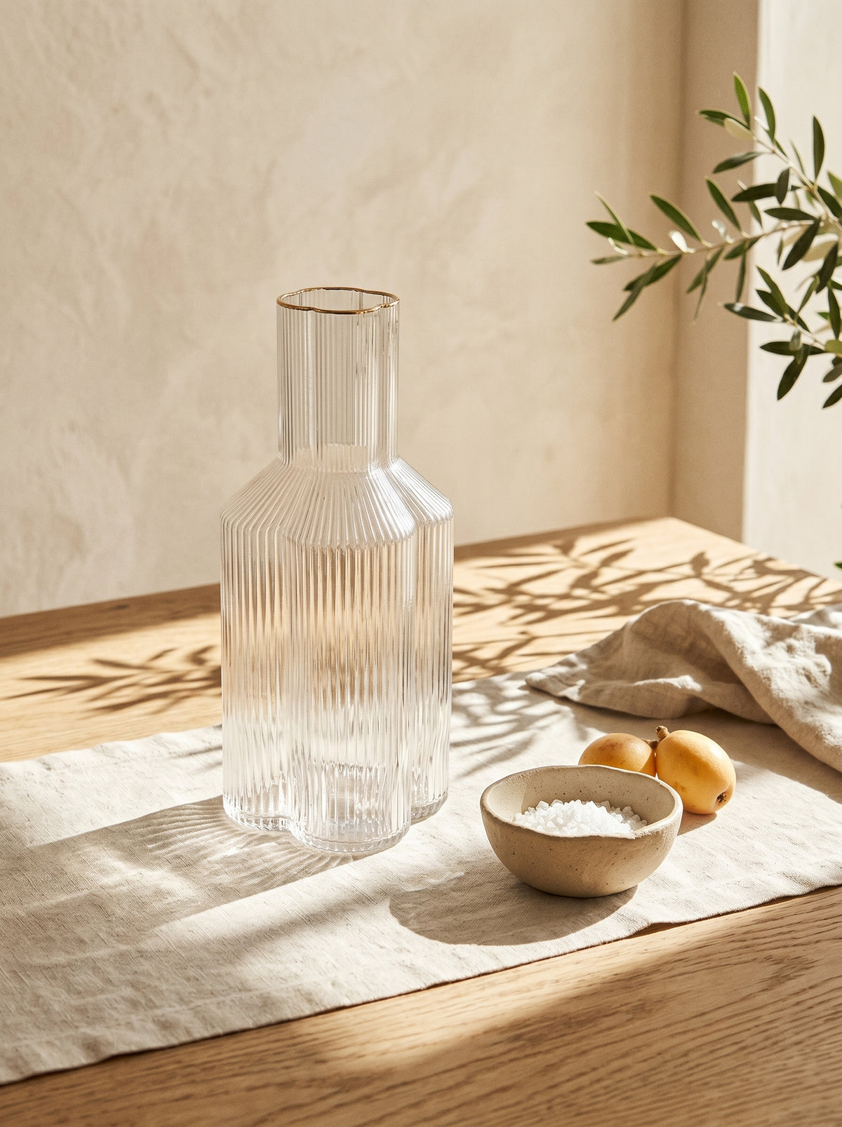Carafe Trèfle en verre, Liseré doré, en situation, lumière naturelle – Maison Azuria