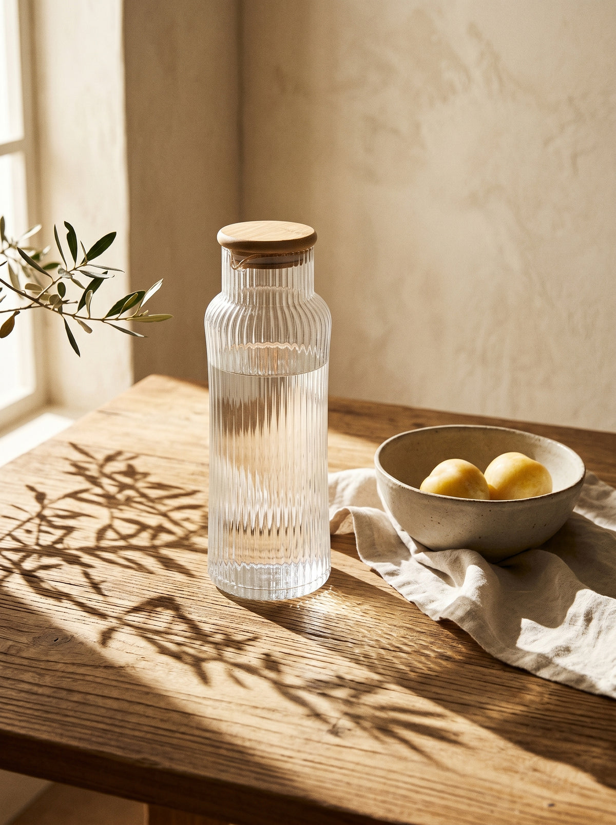 Carafe en verre avec bec, Liseré doré, ambiance art de la table – Maison Azuria