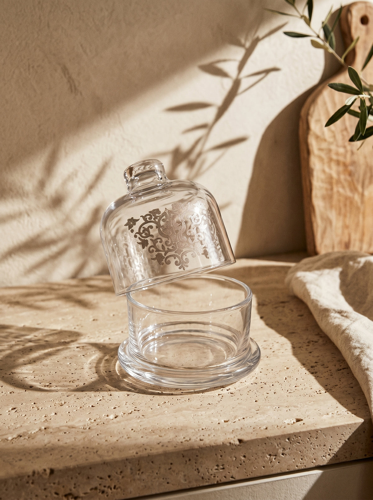 Cloche en verre orientale argenté, dans un décor de table sobre – Maison Azuria