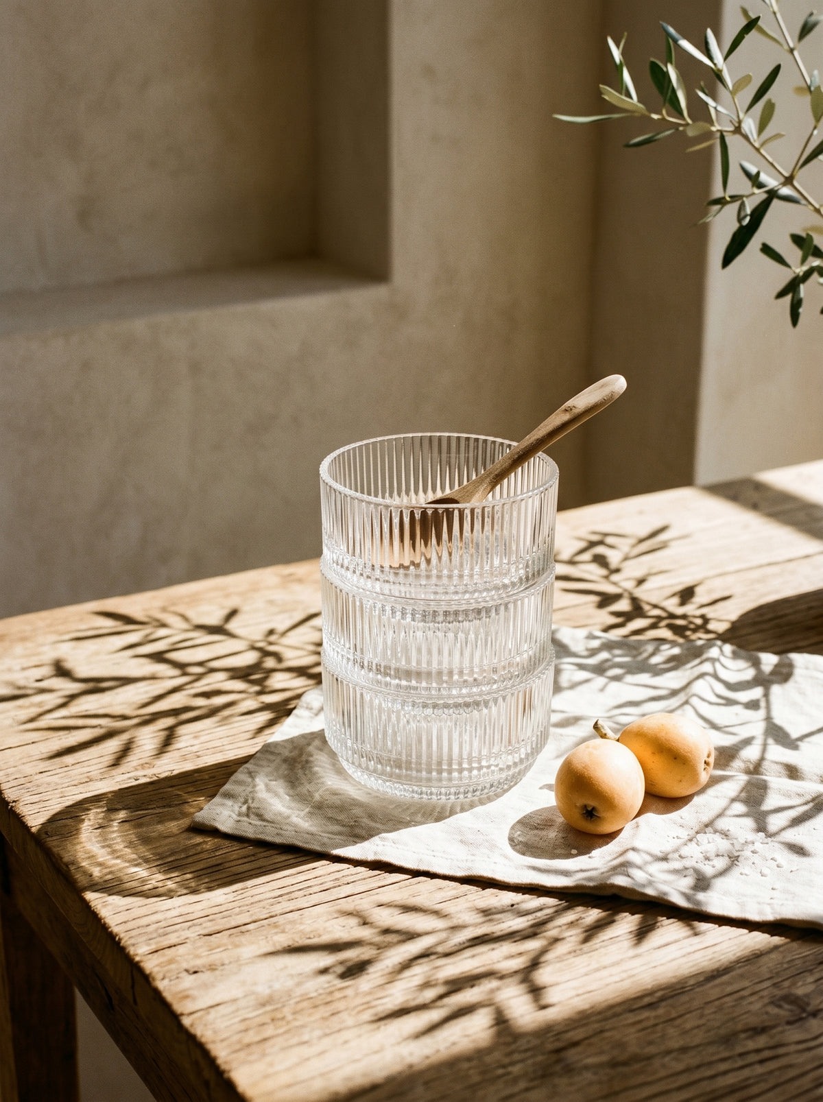 Coupelle en verre strié Stripes à l'unité, ambiance art de la table – Maison Azuria