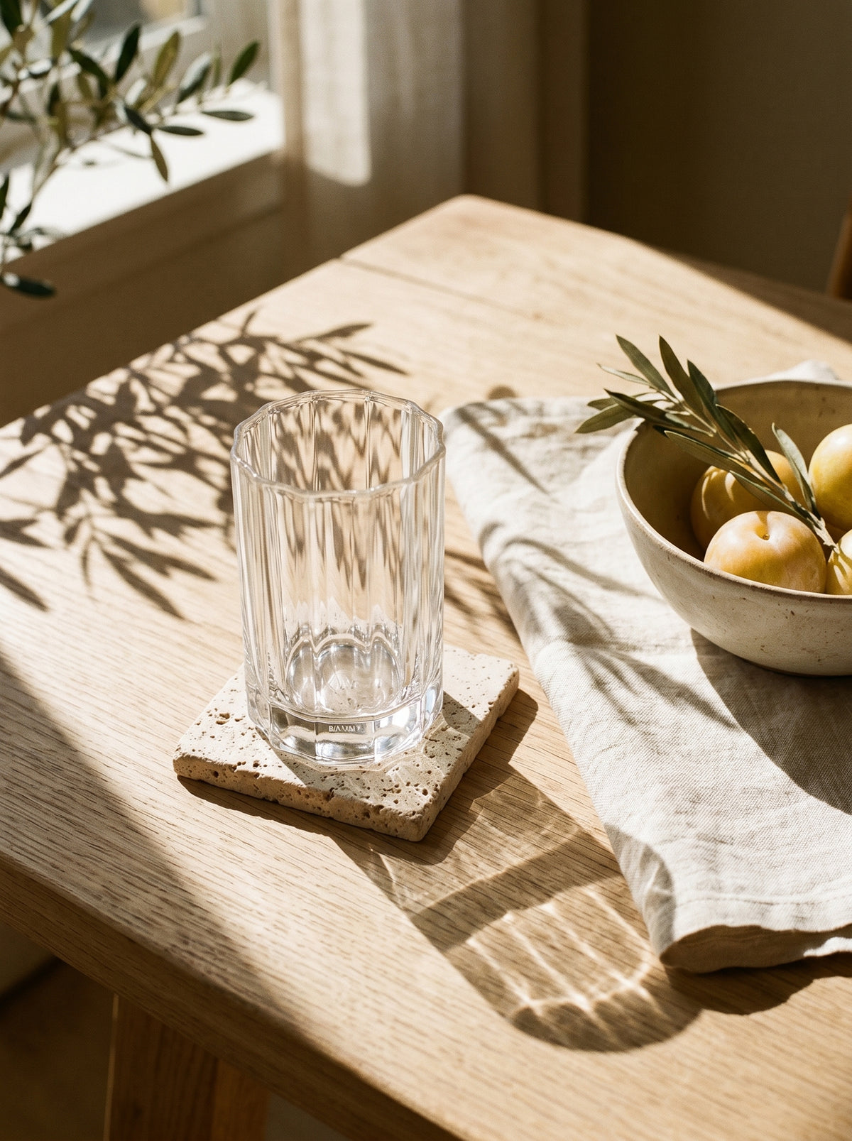 Lot de 2 Grand Verres Luno, en situation, lumière naturelle – Maison Azuria