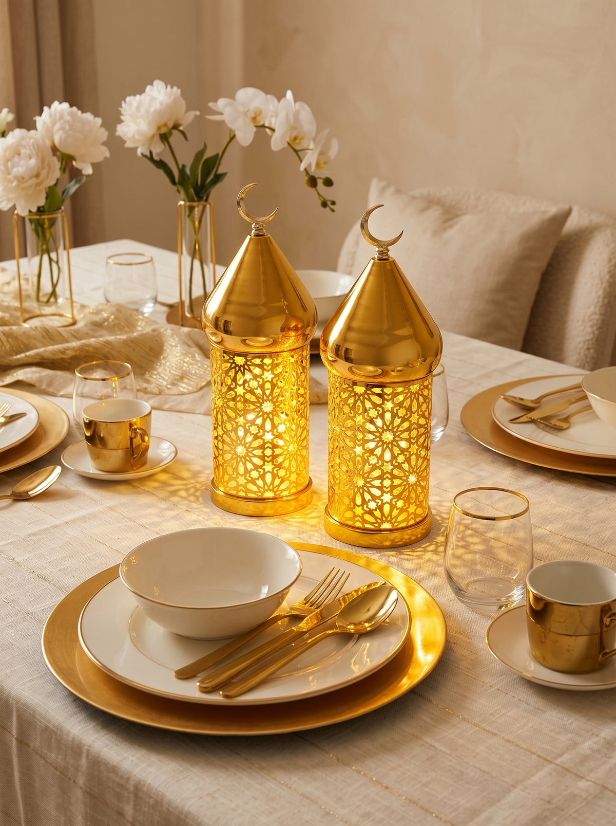 Grande Lanterne lumineuse LED, Doré, mise en scène sur une table dressée – Maison Azuria