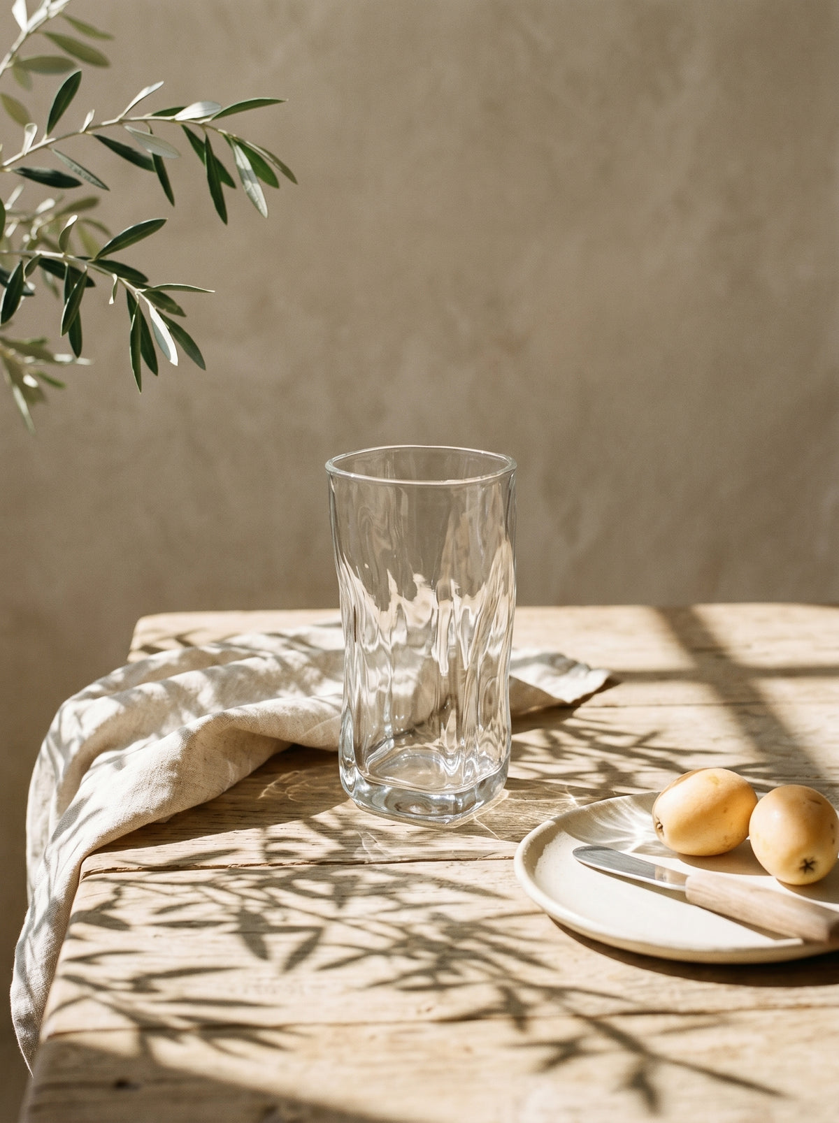 Lot de 6 Grands Verres Design Wave, en situation, lumière naturelle – Maison Azuria