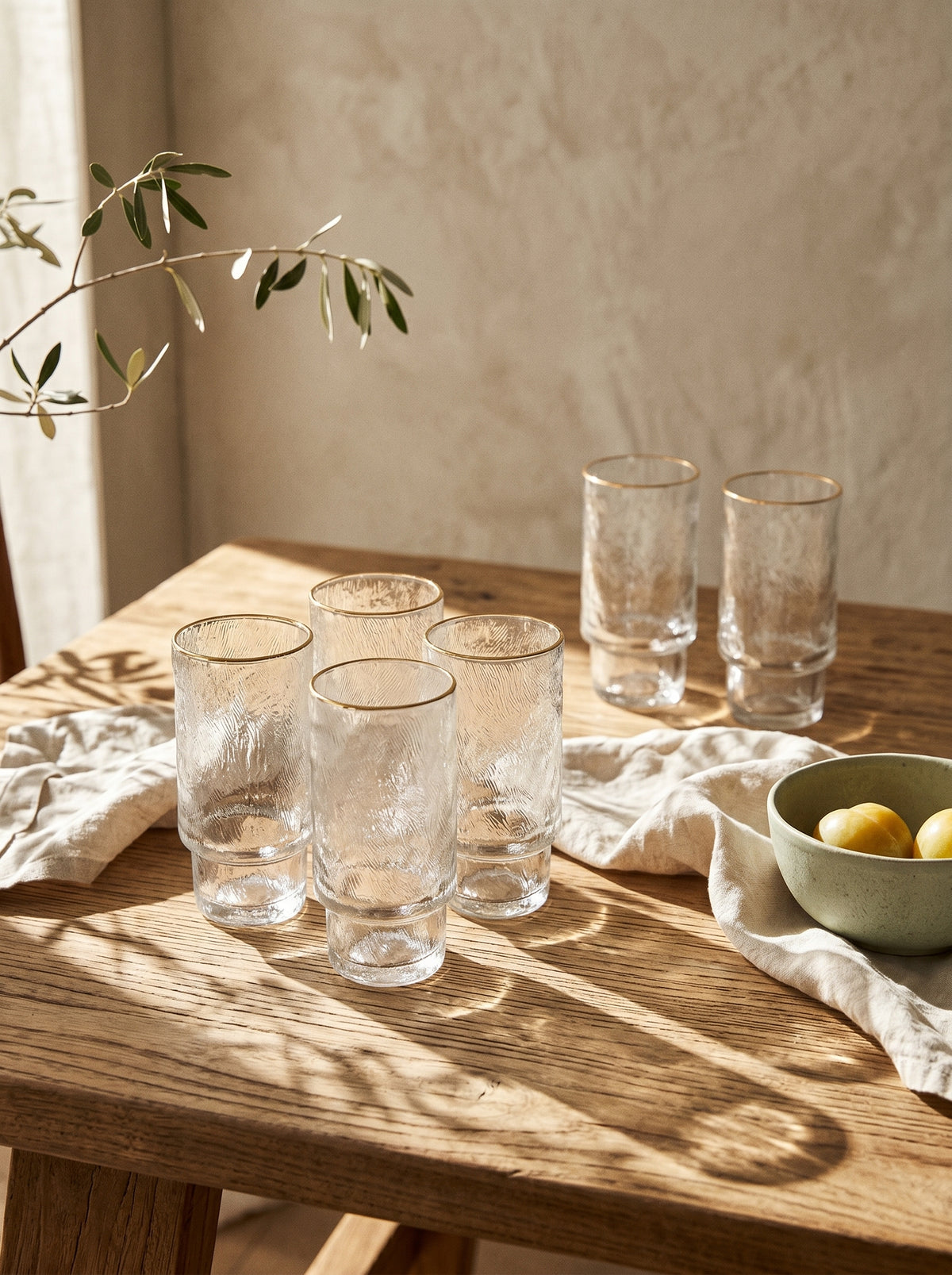 Lot de 6 grands Verres Ice, Liseré Doré, en situation, lumière naturelle – Maison Azuria