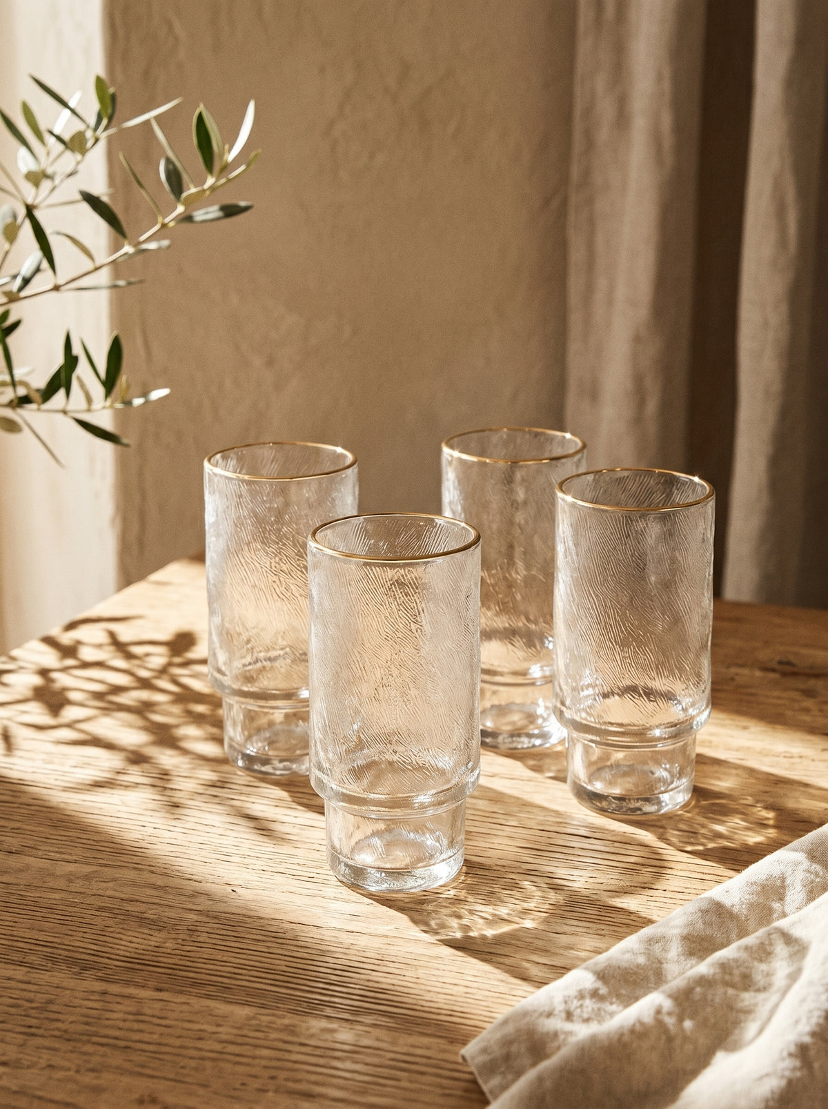 Lot de 6 grands Verres Ice, Liseré Doré, dans un décor de table sobre – Maison Azuria