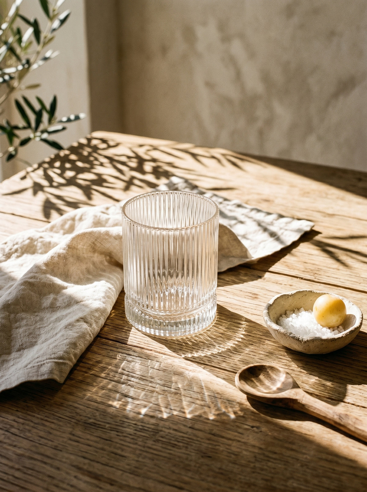 Lot de 6 Grands Verres Lìnea, en situation, lumière naturelle – Maison Azuria