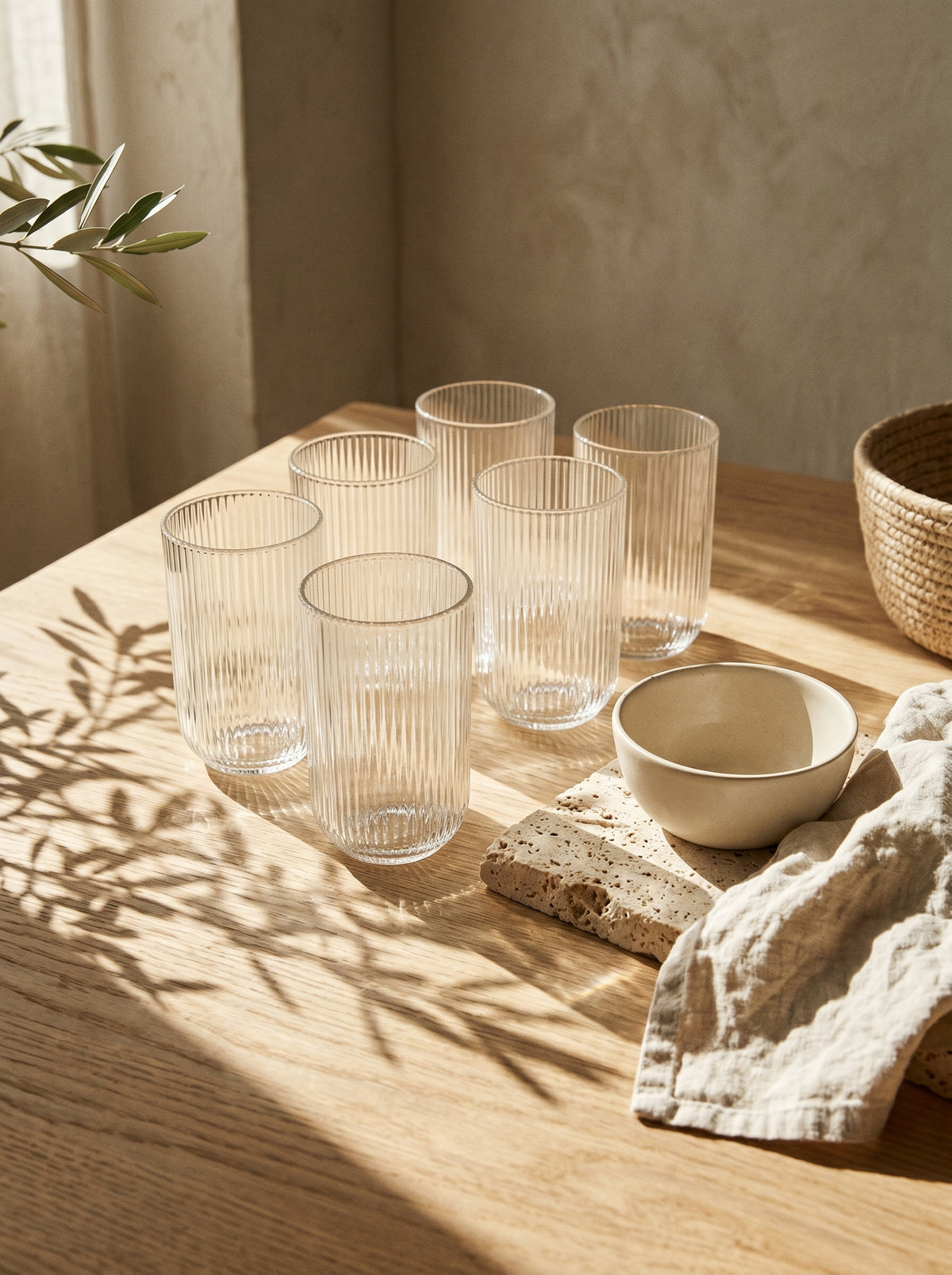 Lot de 6 Grands Verres Stripped, en situation, lumière naturelle – Maison Azuria