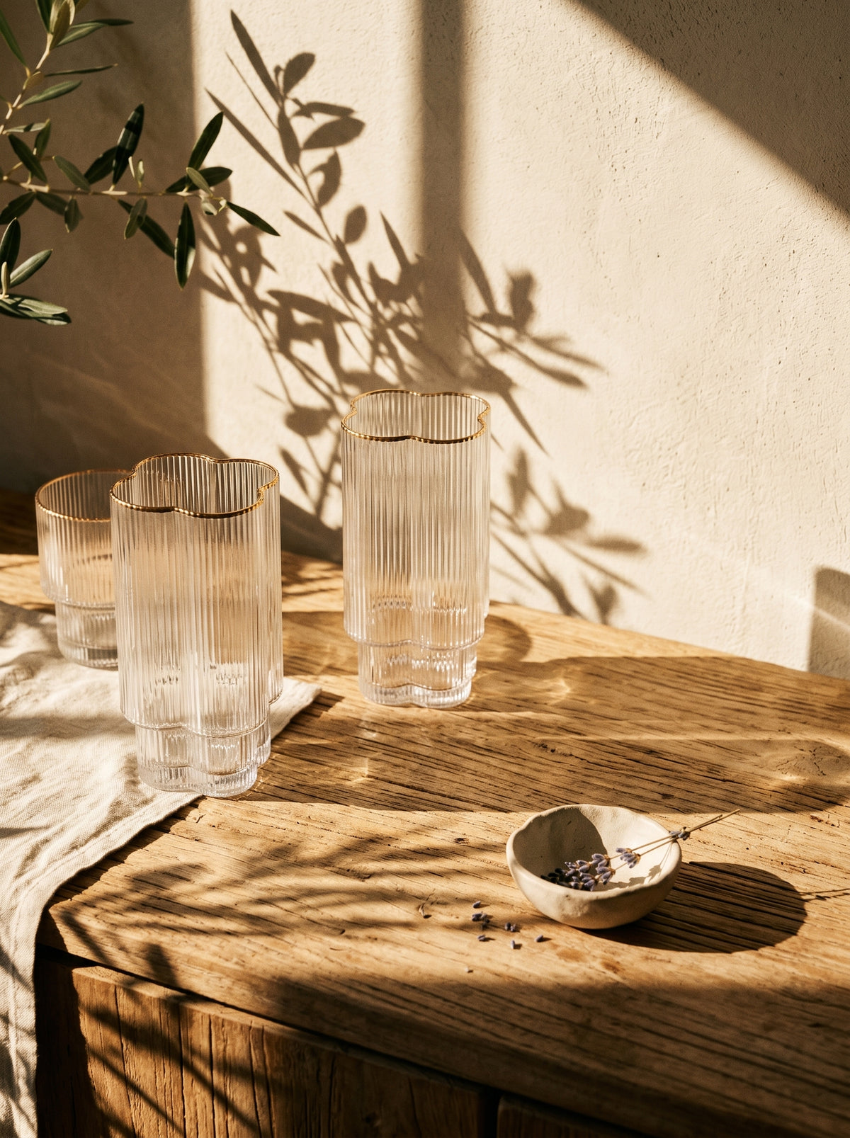 Lot de 6 Grands Verres Trèfle, Liseré Doré, dans un décor de table sobre – Maison Azuria